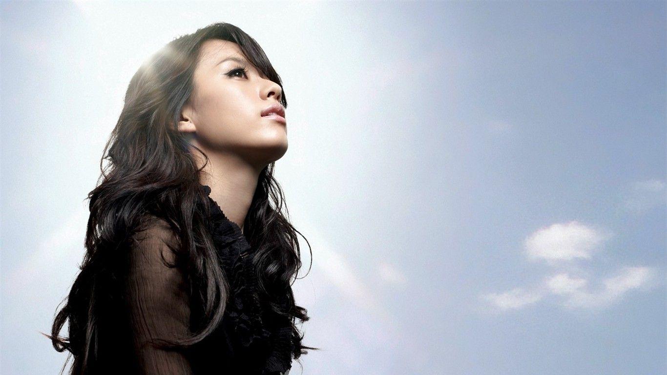 1366x768 South Korea Instyle Cover Model Wallpaper Download