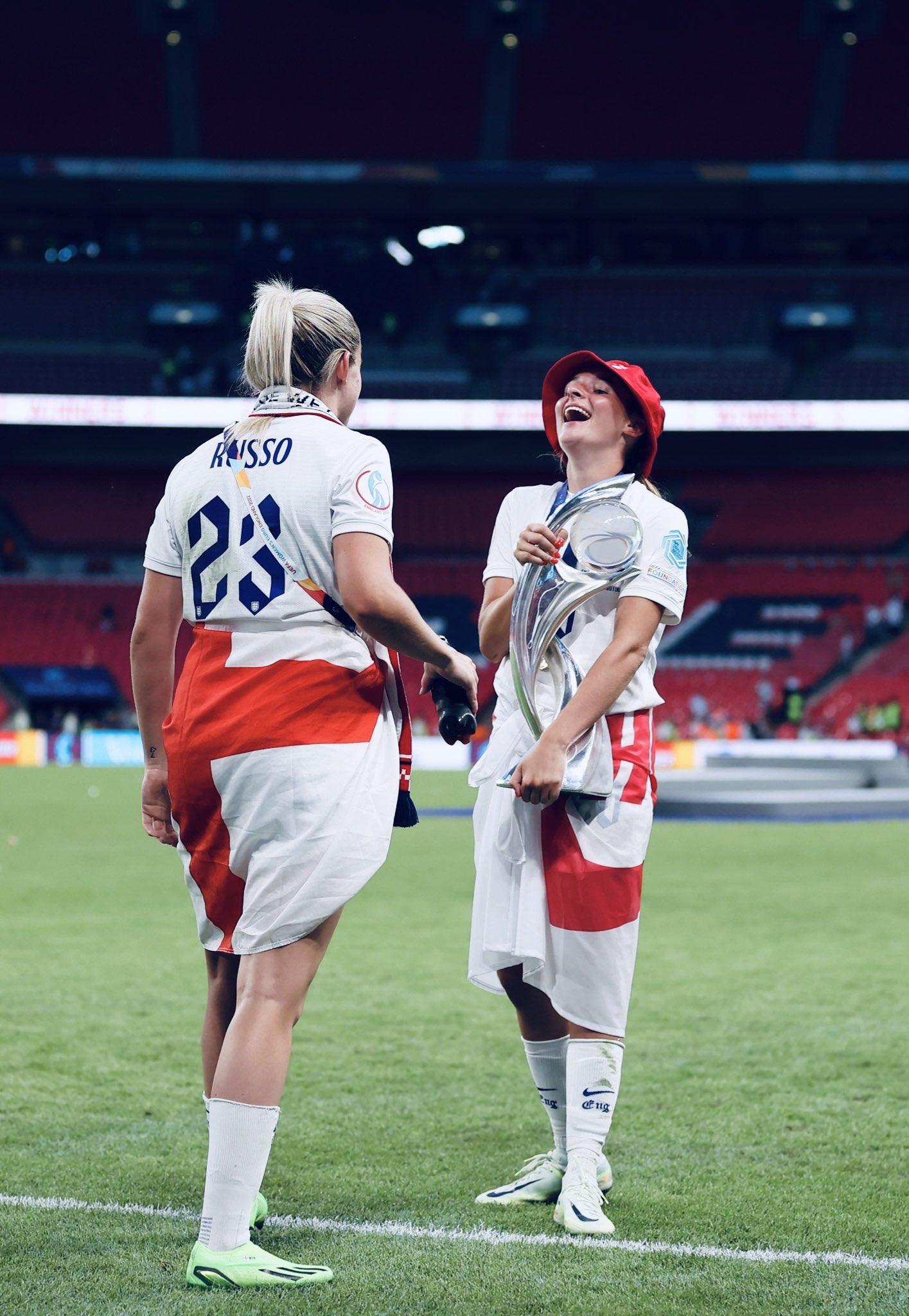 1415x2048 Manchester United Women #WEURO2022 with your bestie >