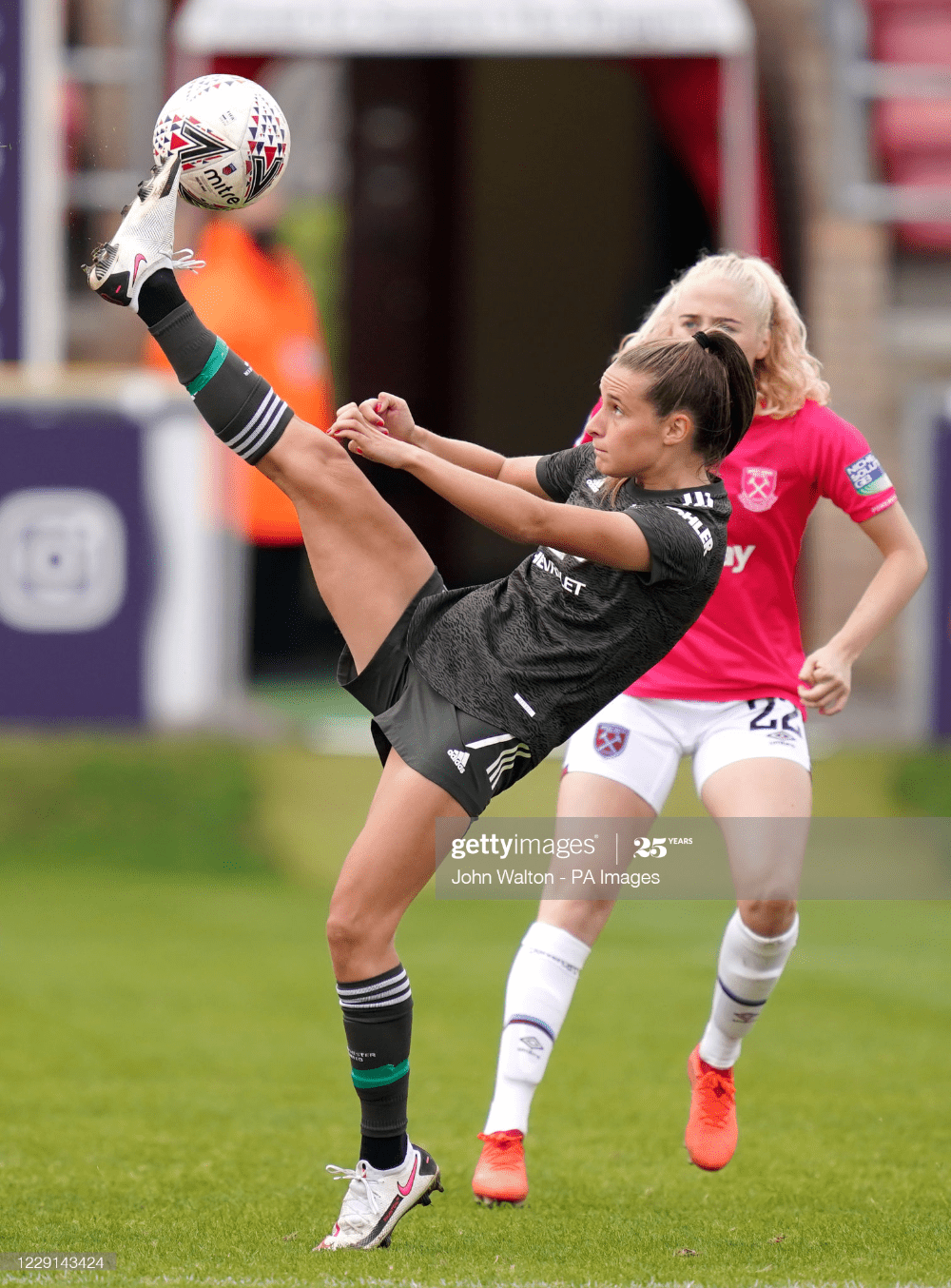 1000x1354 Manchester United's Ella Toone controls the ball during the FA. Female soccer players, Manchester united, Women's soccer