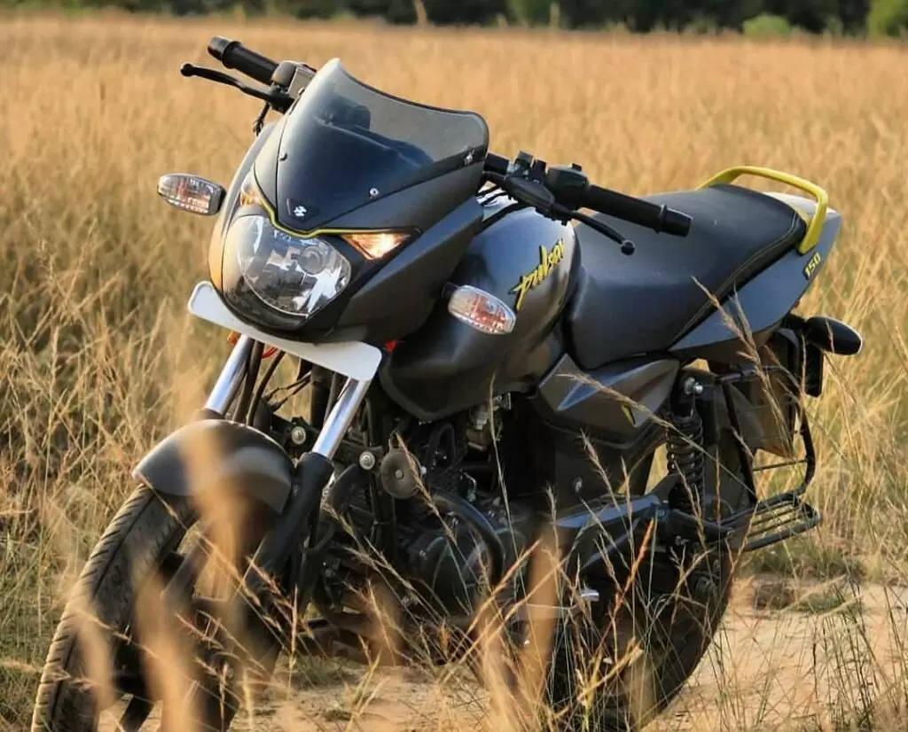 1024x826 Download Pulsar 150 In A Field Wallpaper