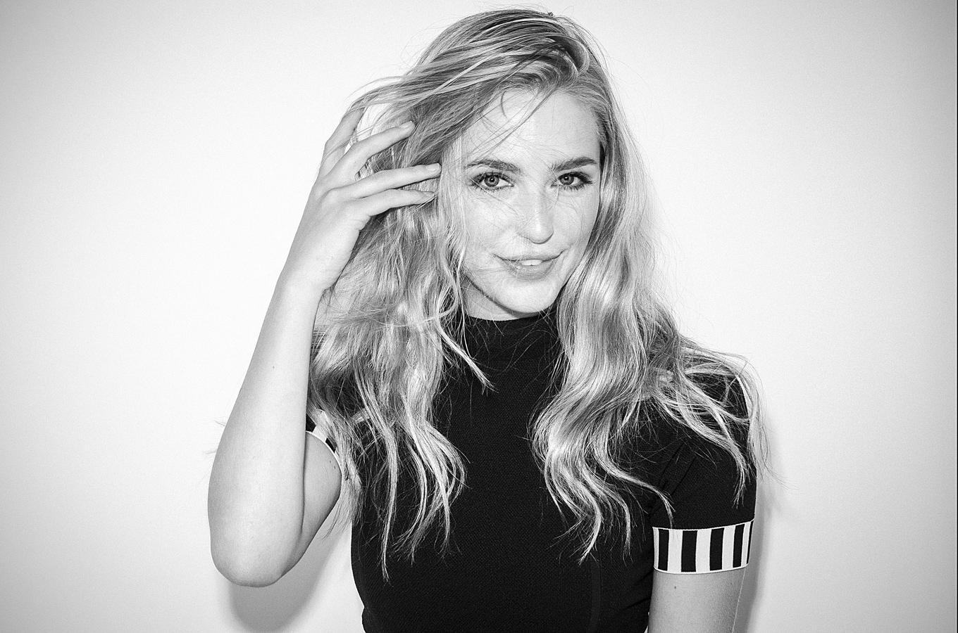 1360x900 Jessica Rothe : Issue Magazine
