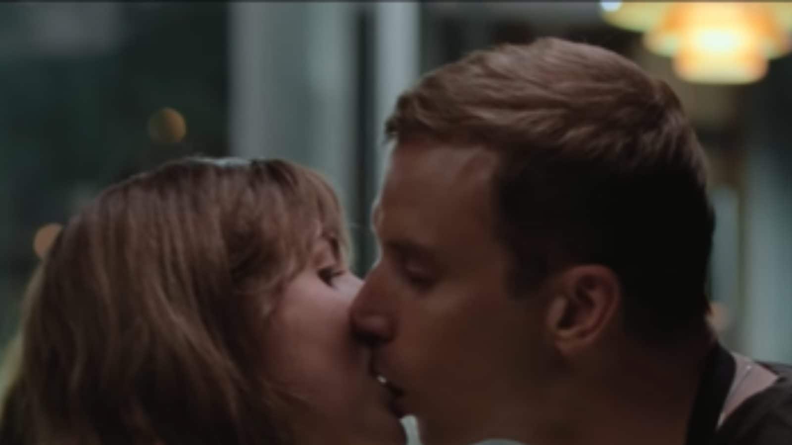 1600x900 The Worst Person in the World Movie Review: A Confused Julie Whose Life Goes Zig Zag