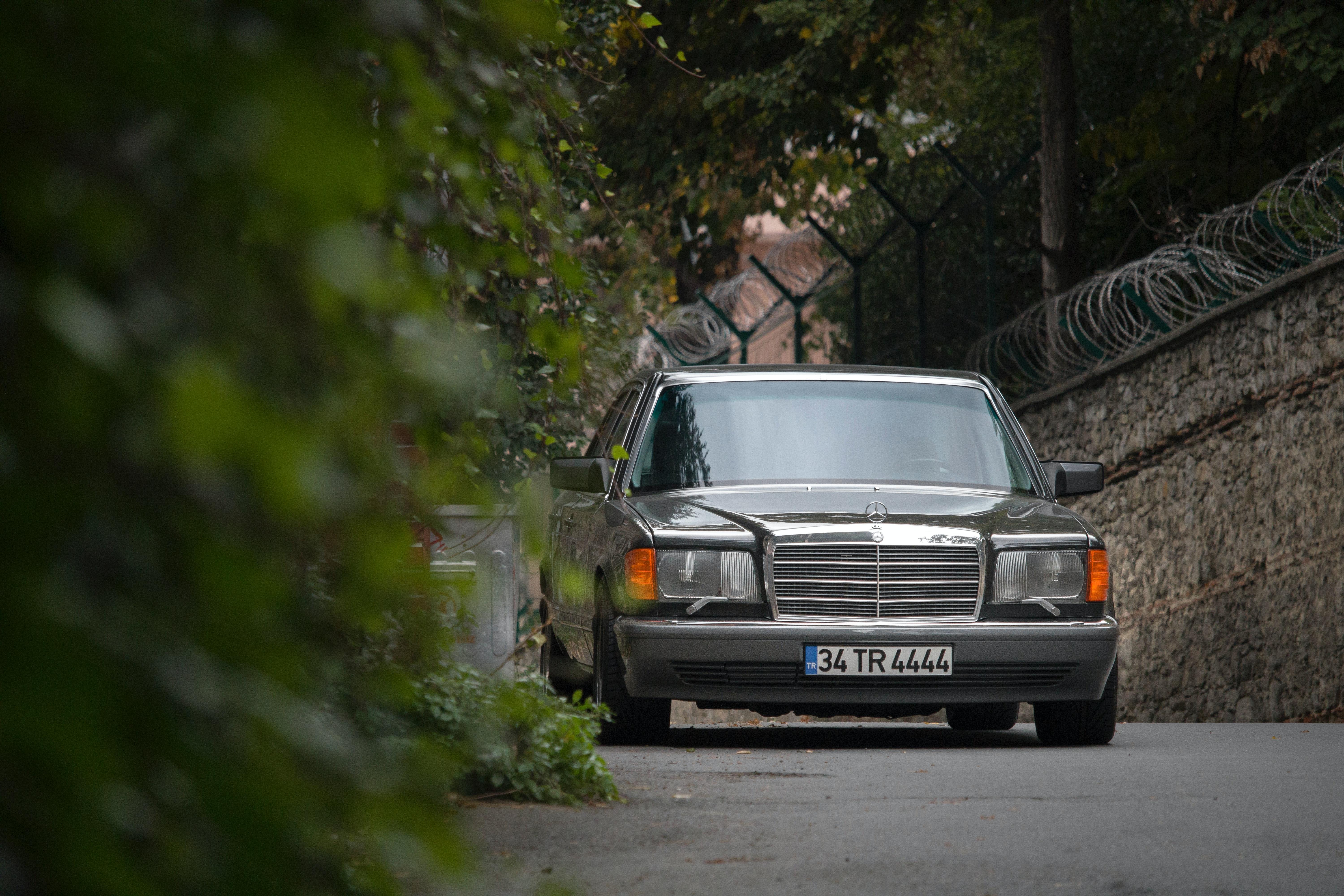 6000x4000 A Black Mercedes Benz W126 · Free