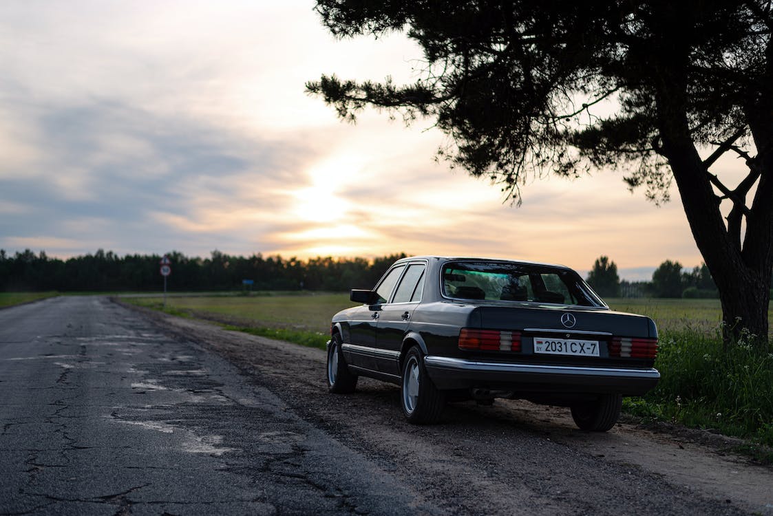 1123x750 A Mercedes Benz W126 300SE Parked By A Roadside · Free