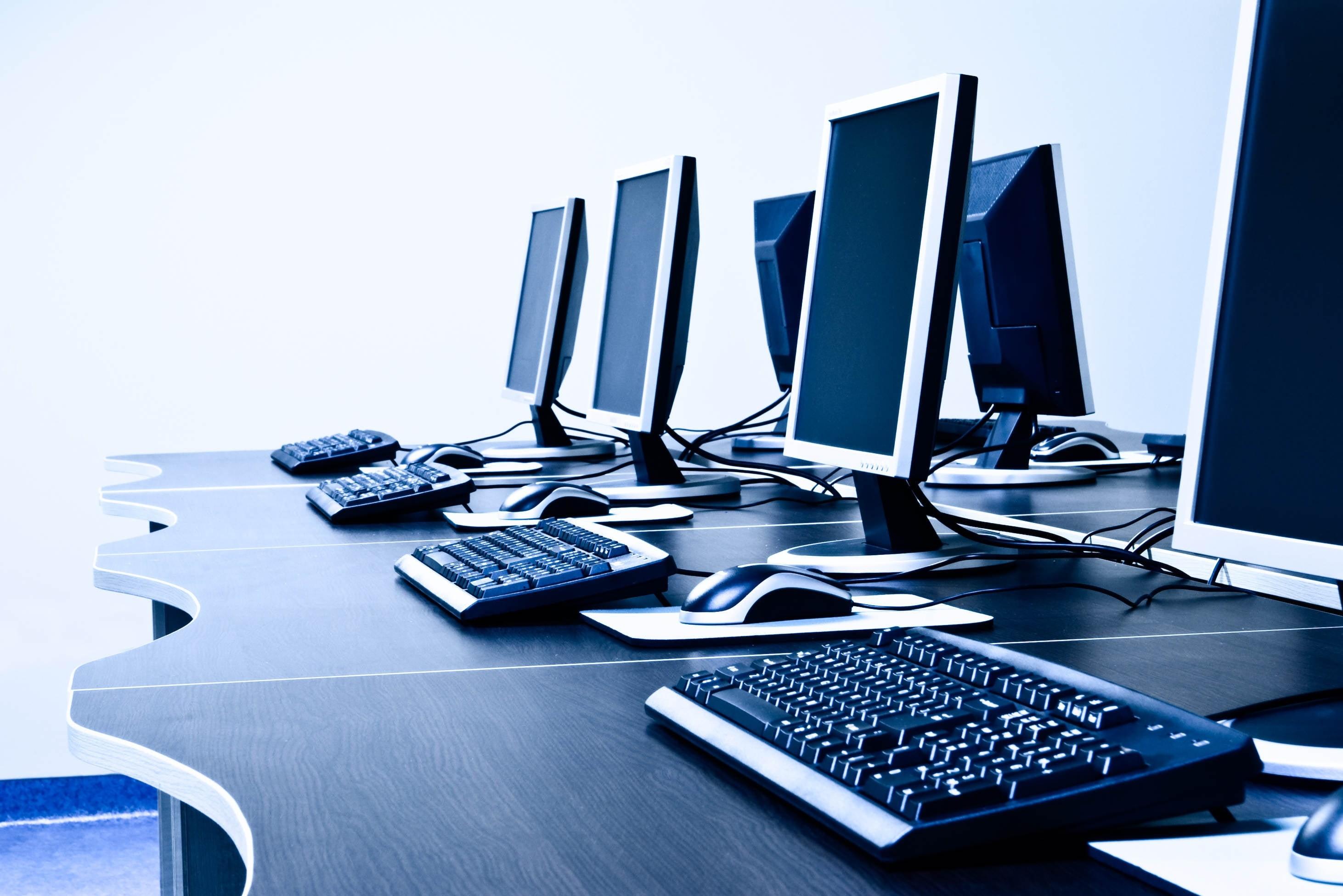 2924x1951 Wallpaper / business, indoors, computer, communication, flat, chair, 2K, blue, office, internet, equipment, no People, computer Monitor, club, computer Lab, pC, furniture free download