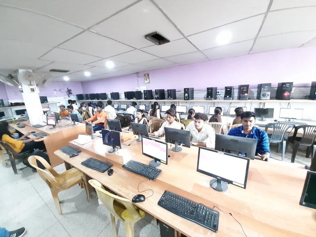 1024x768 Computer Lab. Rajiv Gandhi Group of Institution