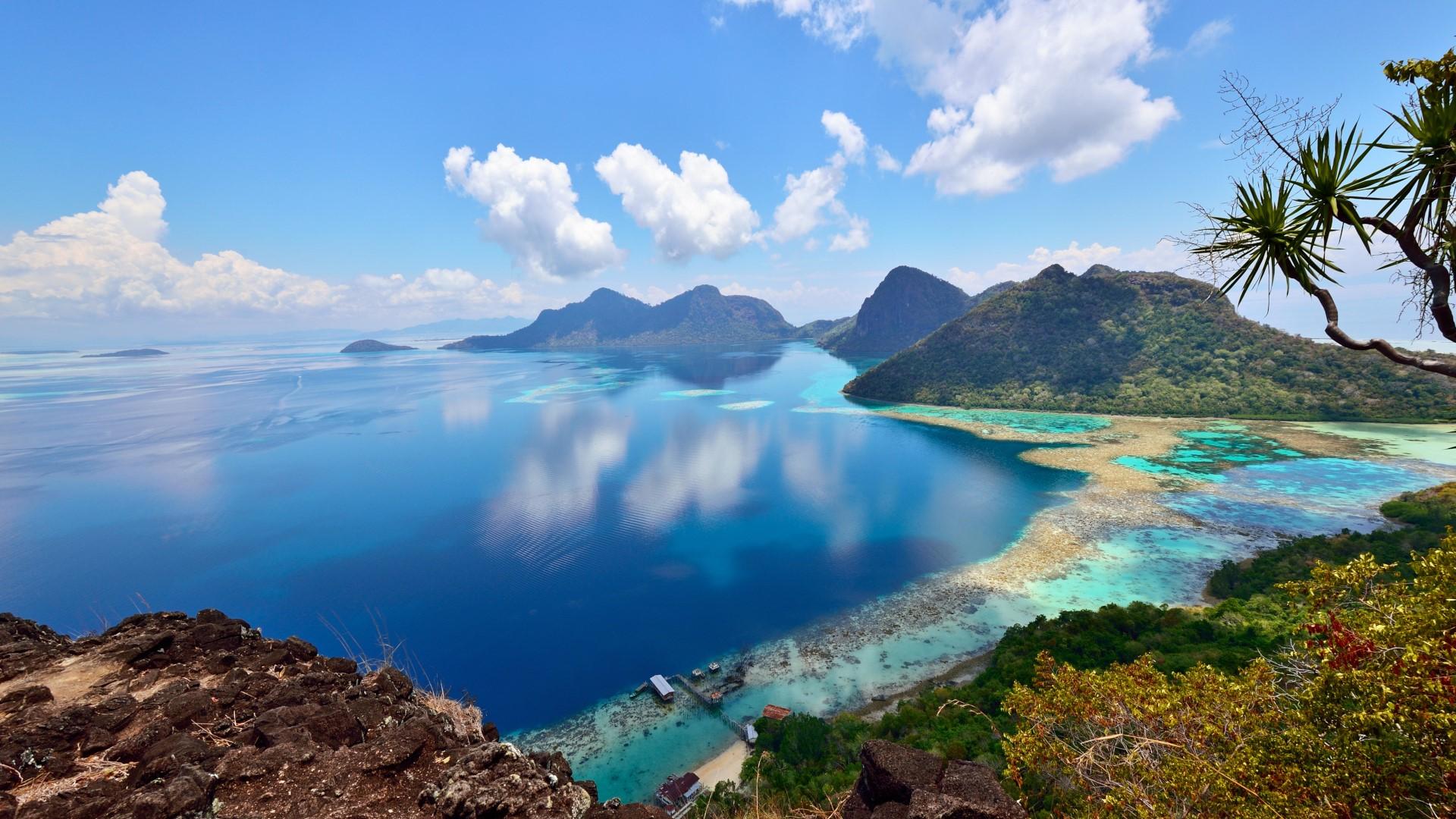 1920x1080 View of Bohey Dulang Islands in Tun Sakaran marine park, Semporna, Sabah Borneo, Malaysia. Windows 10 Spotlight Image