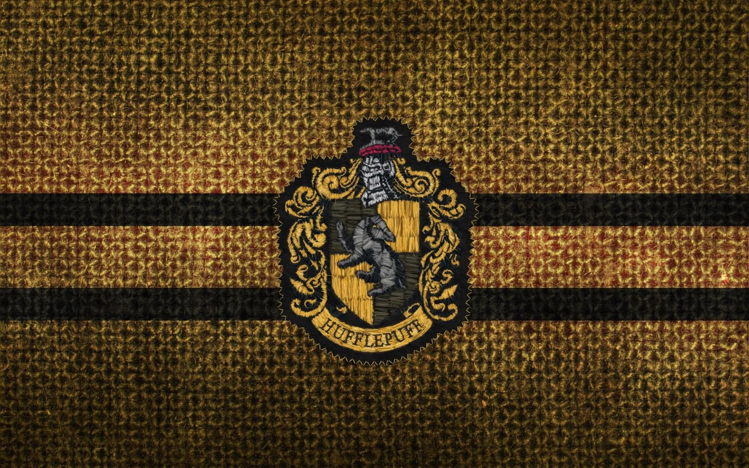 2560x1600 Hogwarts Crest Wallpaper