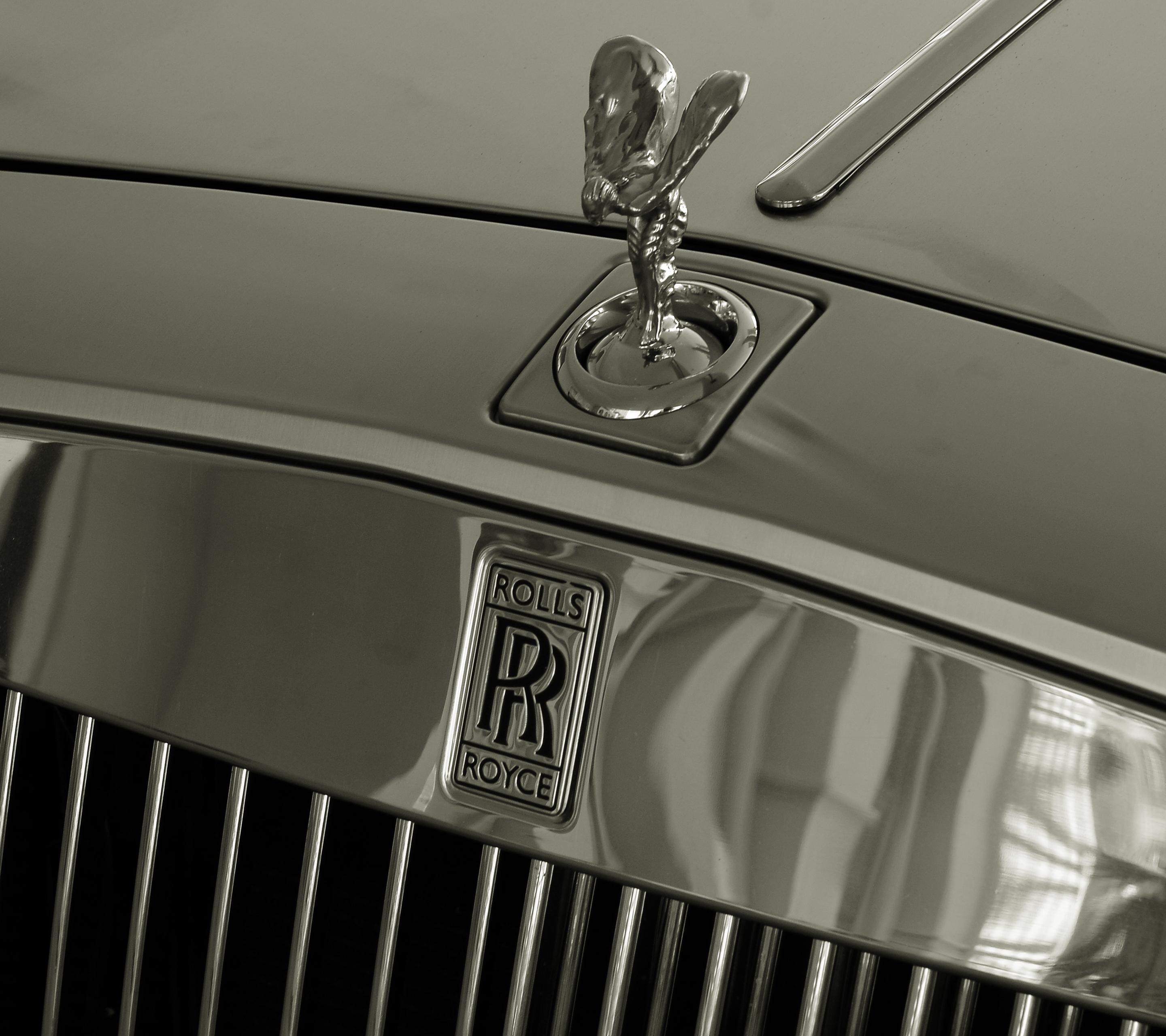 2880x2560 Rolls Royce Emblem Wallpaper Download