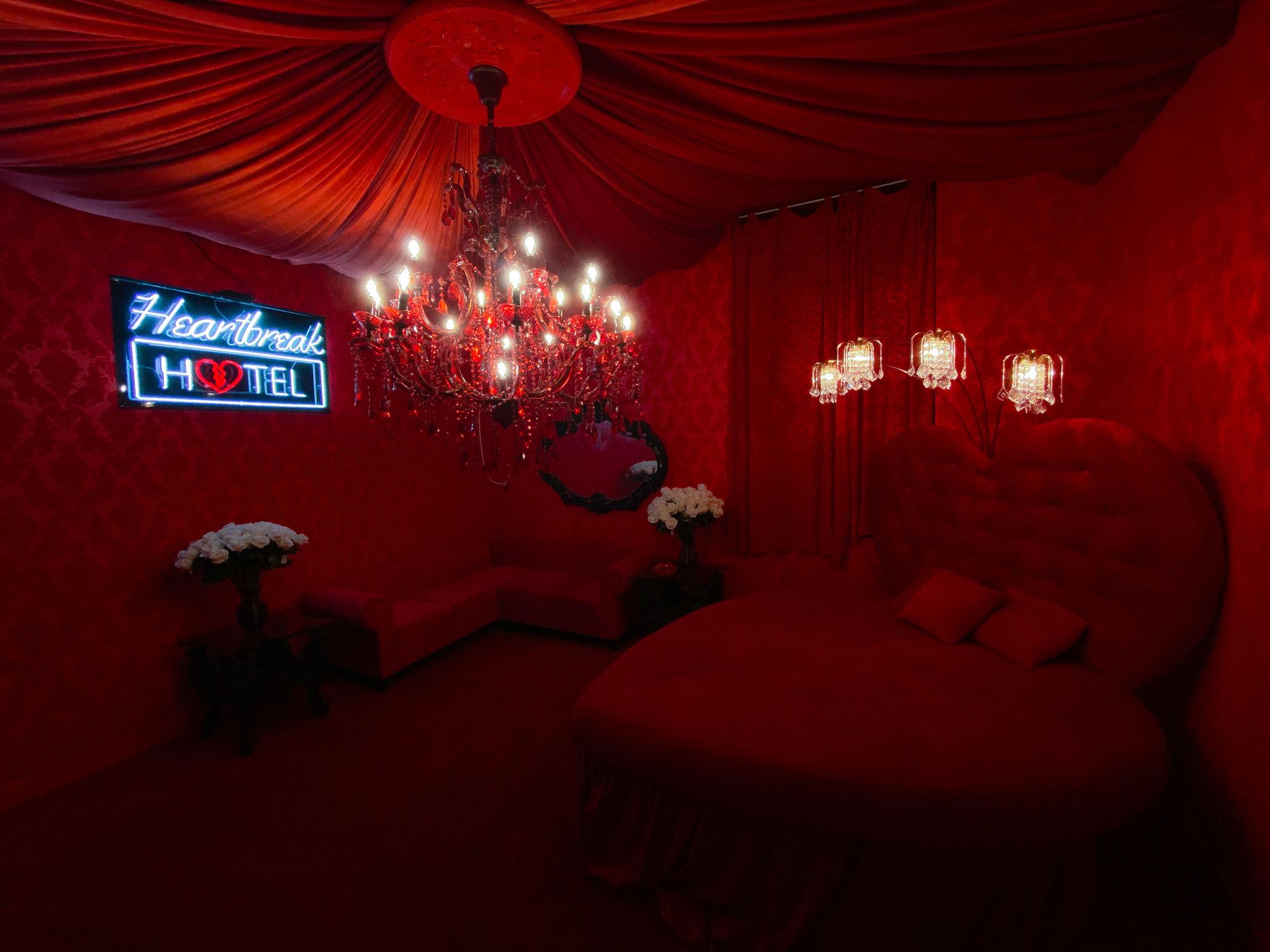 2048x1536 Downtown Red Luxury 3 Room Suite Heart