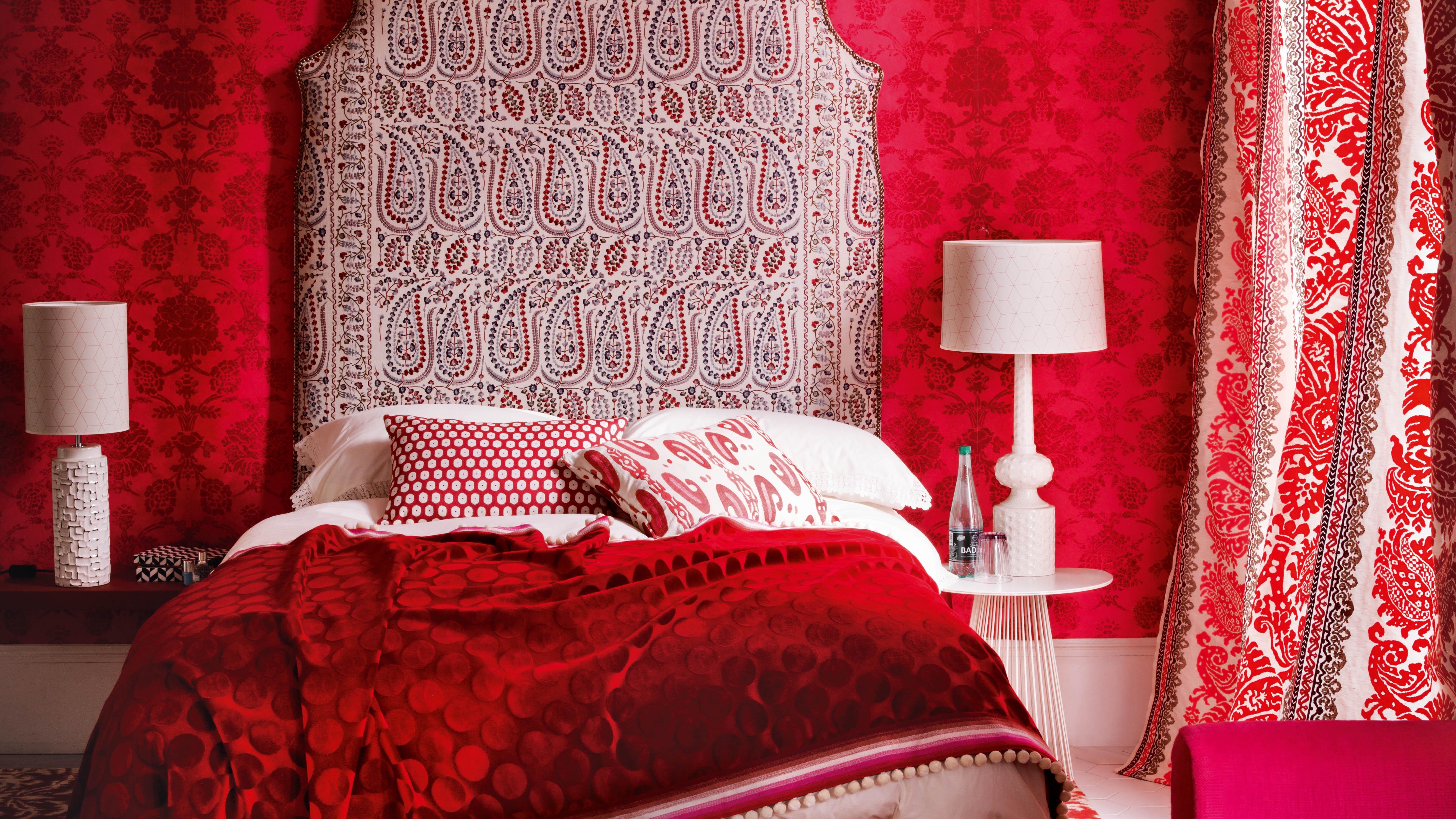 5400x3038 red in the bedroom