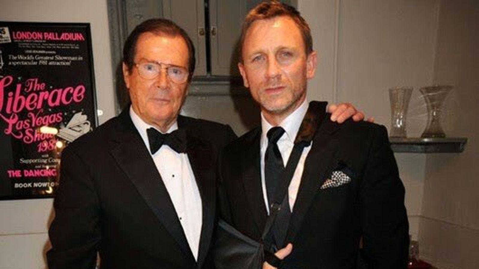 1600x900 Daniel Craig pays tribute to Sir Roger