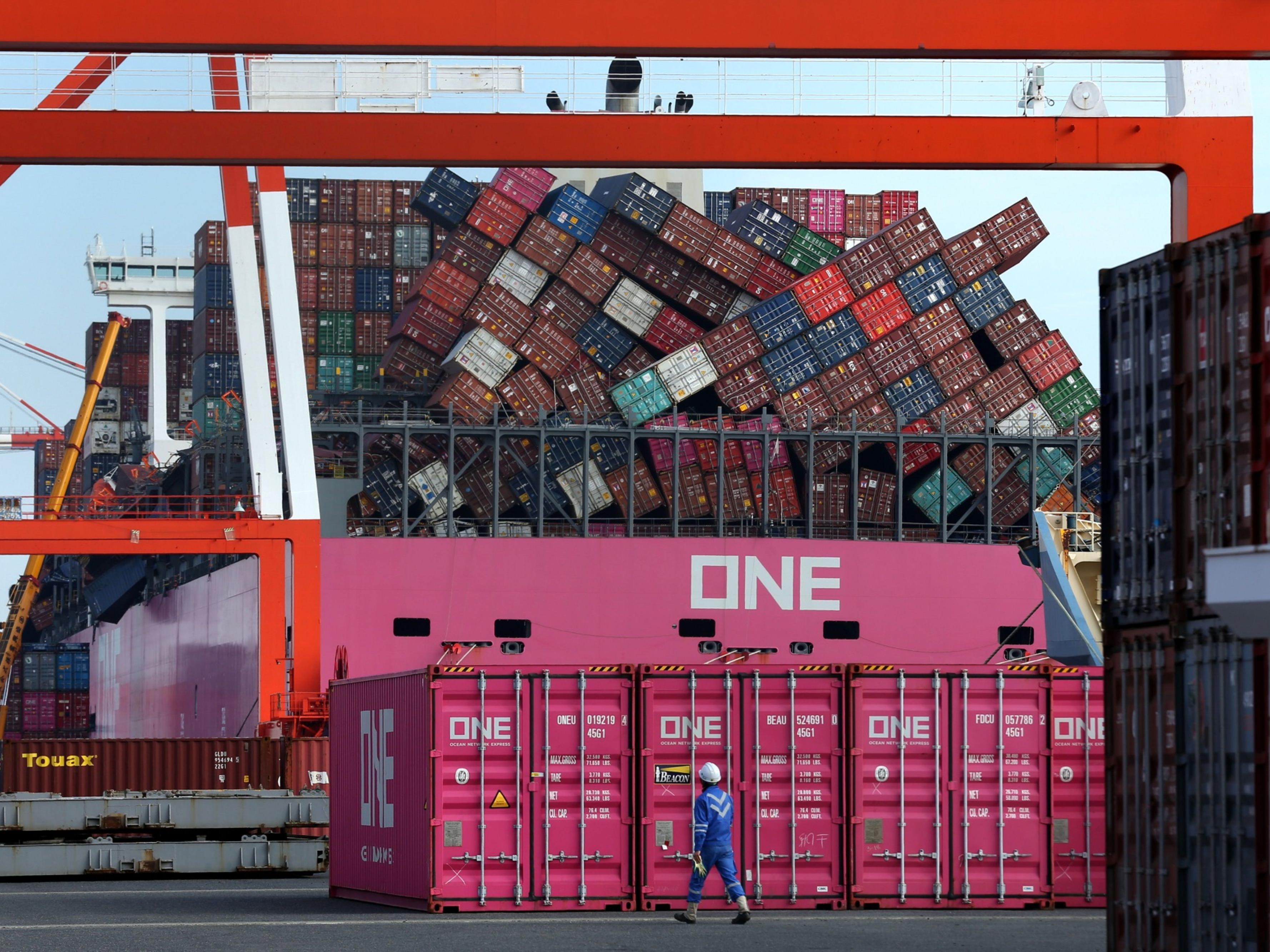 3556x2667 Containers Are Falling Into the Sea