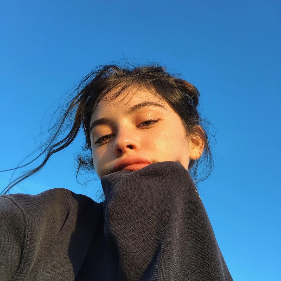 1080x1080 Gracie Abrams Wallpaper