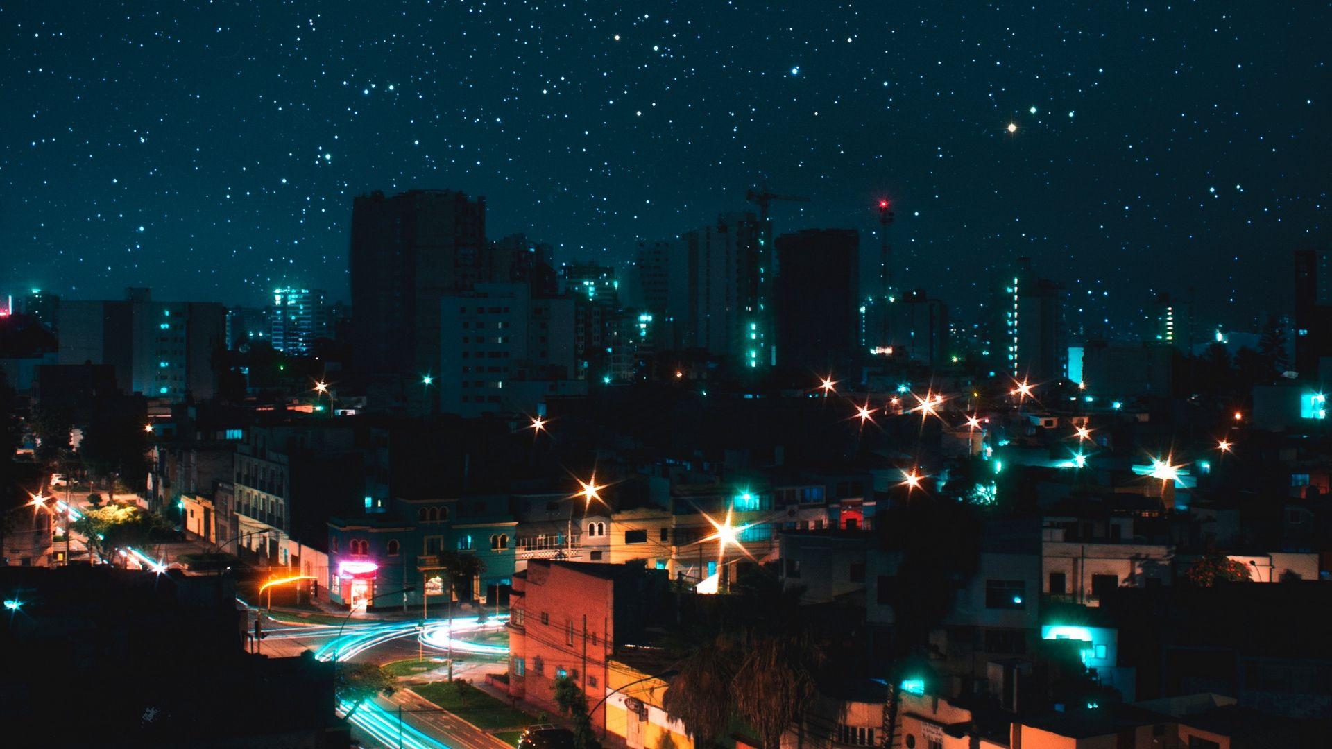 Thành phố đêm với khung cảnh trời đầy sao sẽ chắc chắn mang lại cho bạn một trải nghiệm độc đáo và tuyệt vời. Hình ảnh này sẽ cho bạn cảm giác như đang ngẩn ngơ trước vô số những tòa nhà sáng lấp lánh trên con đường phố với bầu trời rực rỡ. Hãy khám phá cho mình khoảnh khắc đó ngay bây giờ!