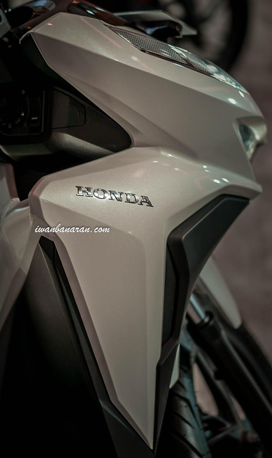 893x1500 Vario 150 Wallpaper