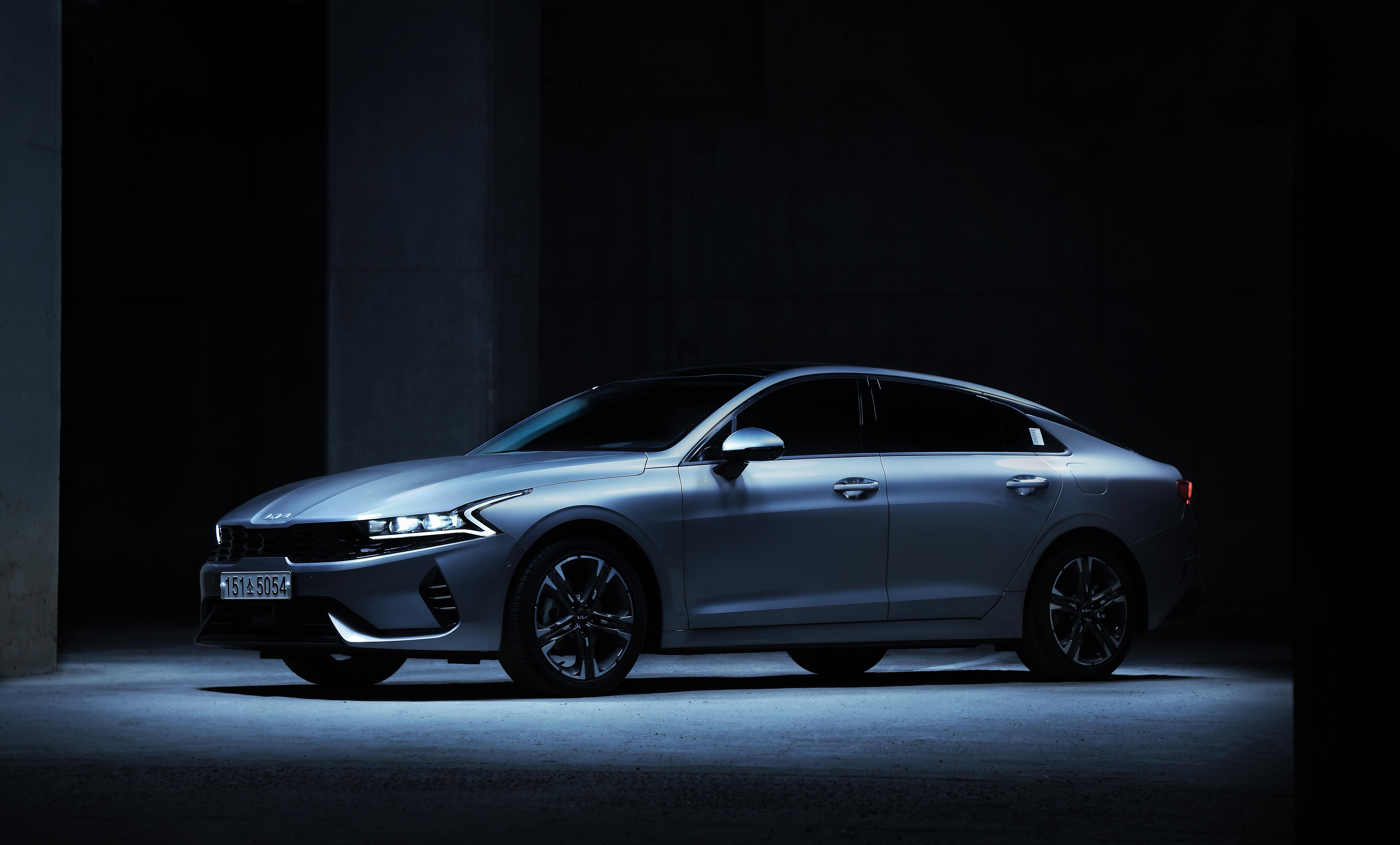 6842x4132 The Kia K5 Hybrid glowing in the dark