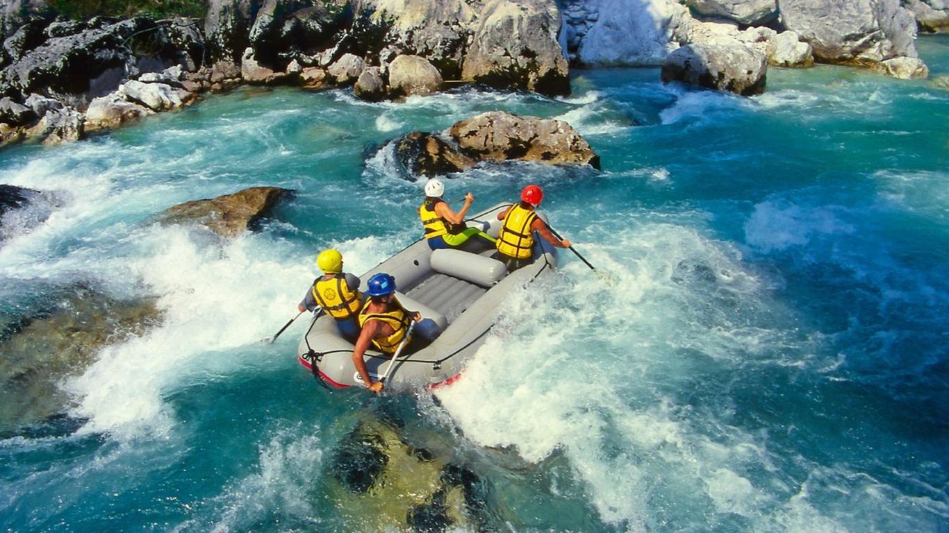 1366x768 Rafting Wallpaper