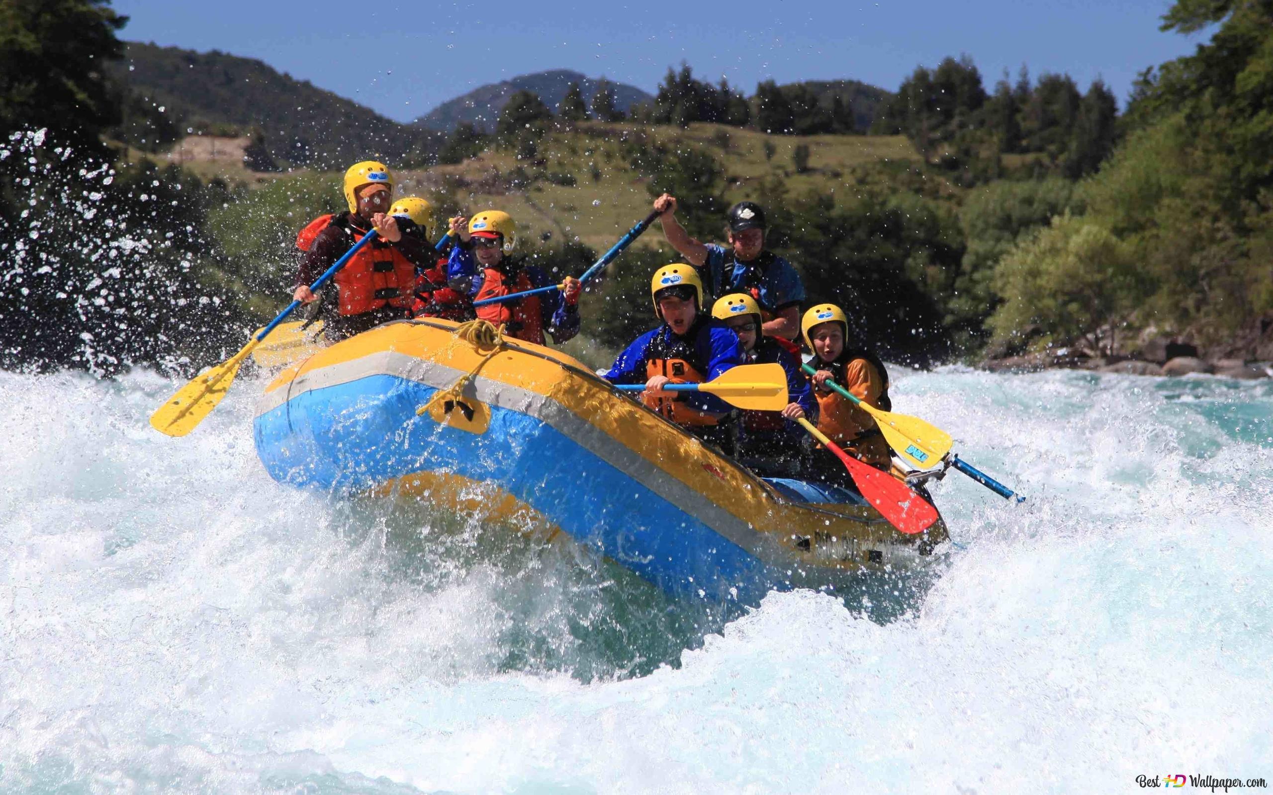 2560x1600 Rafting team in a boat advancing