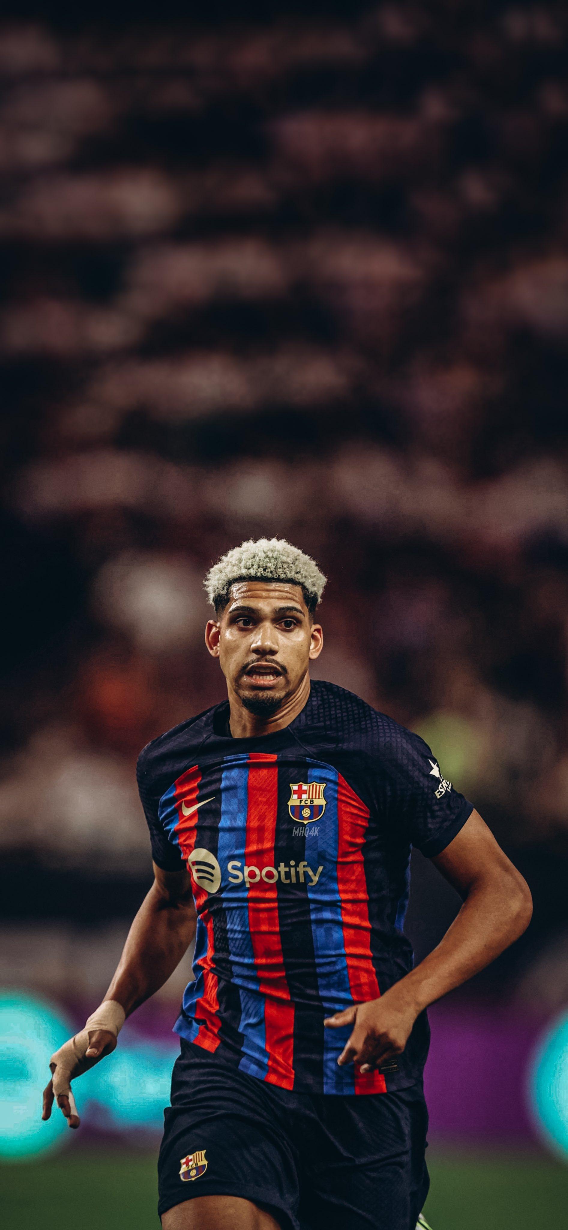 1893x4096 4K #Wallpaper. Ronald Araujo