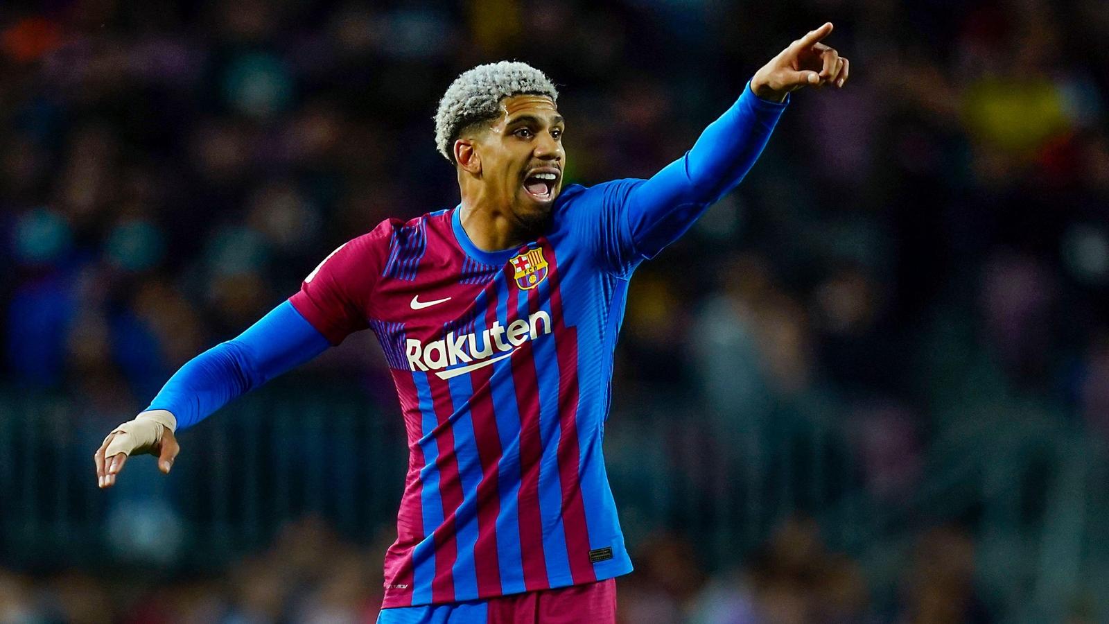 1600x900 Man Utd and Chelsea target Araujo ends