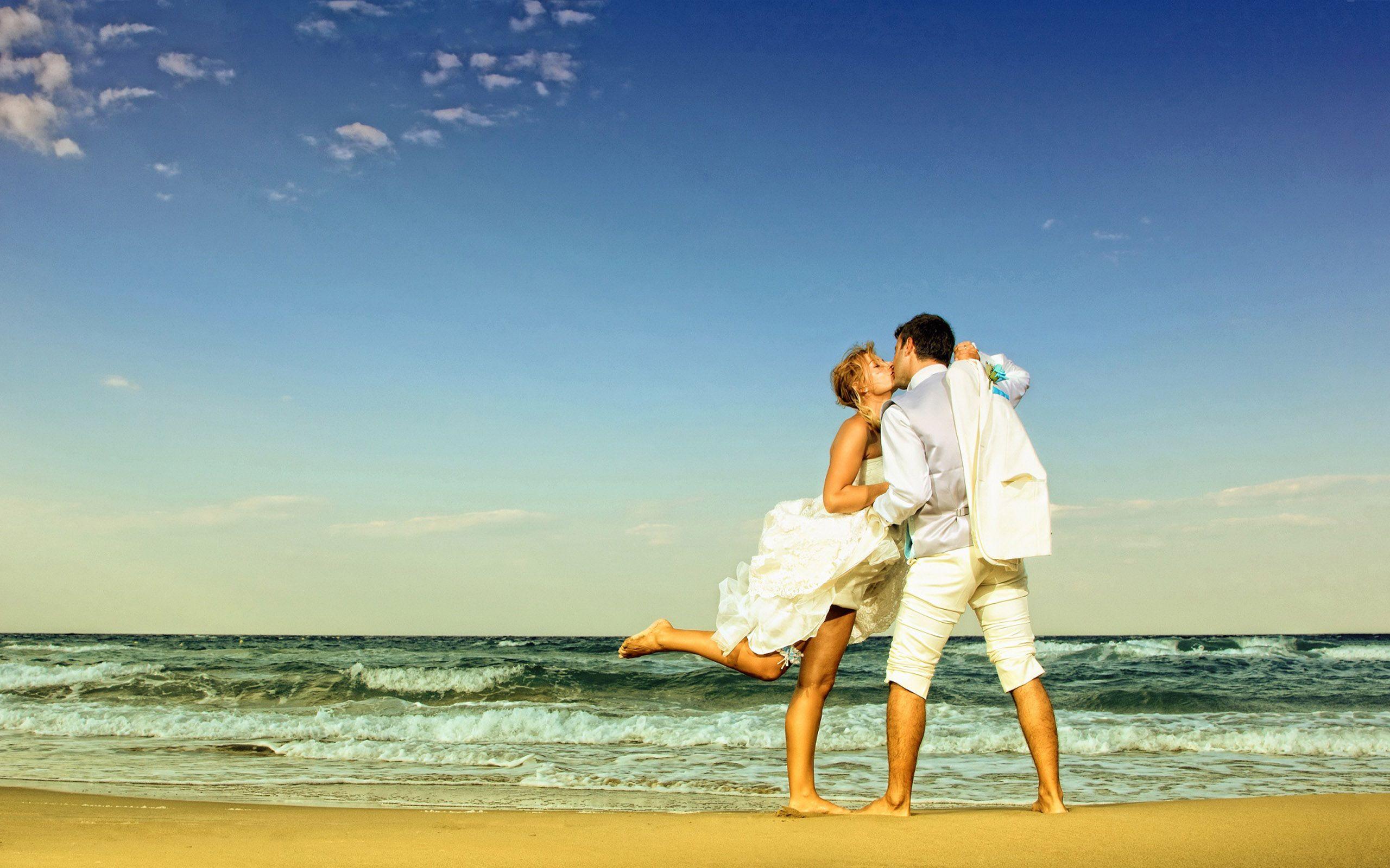 2560x1600 Couple Love Romance Kiss The Beach Hot Kissing Wallpaper