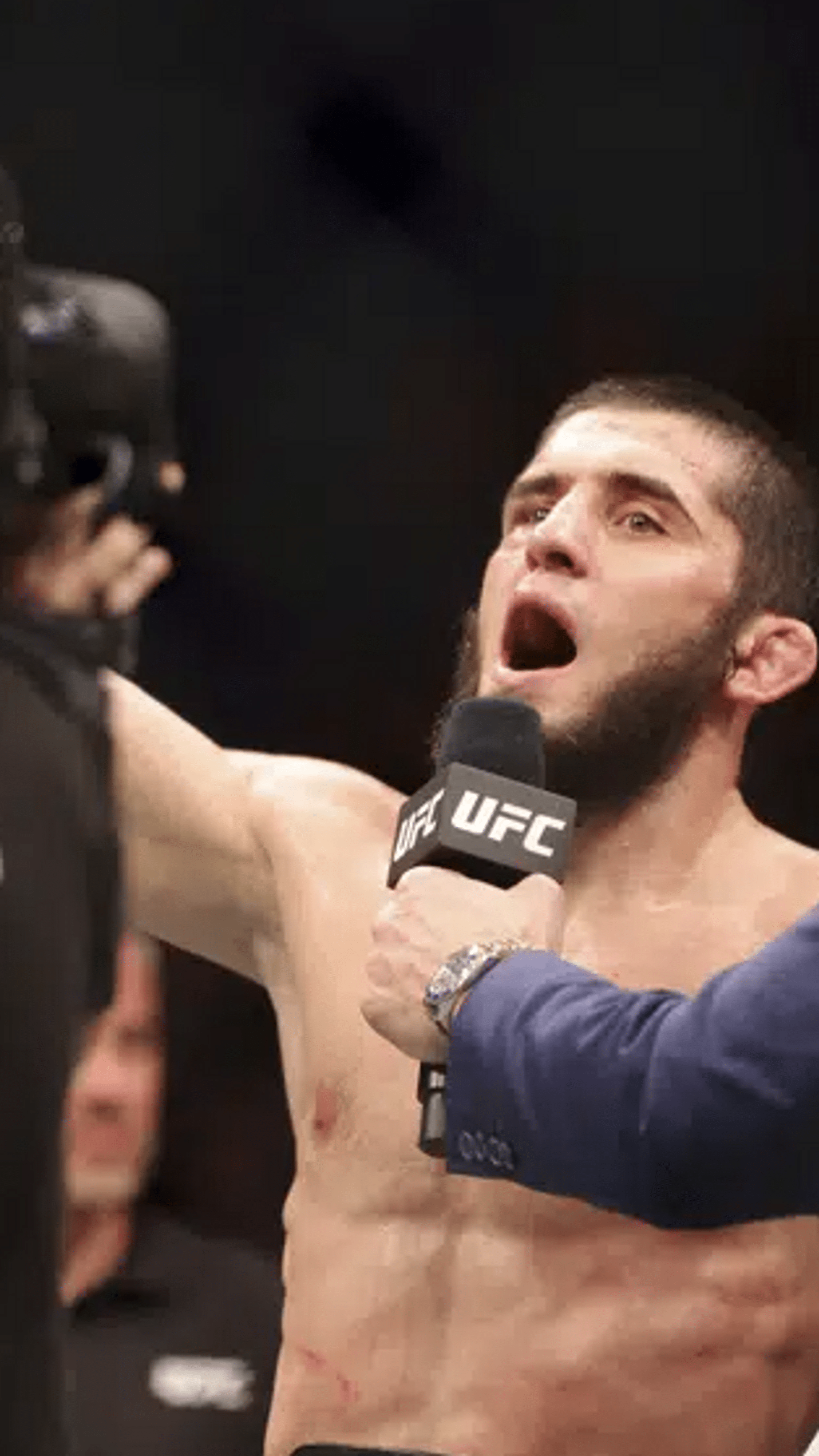 1845x3279 Makhachev beats Volkanovski to defend