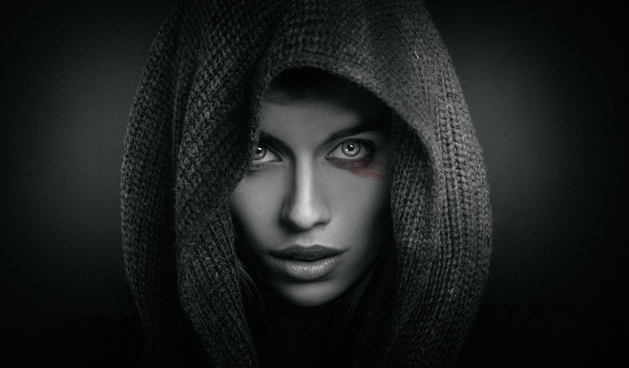 2000x1170 Women Faces Wallpaper