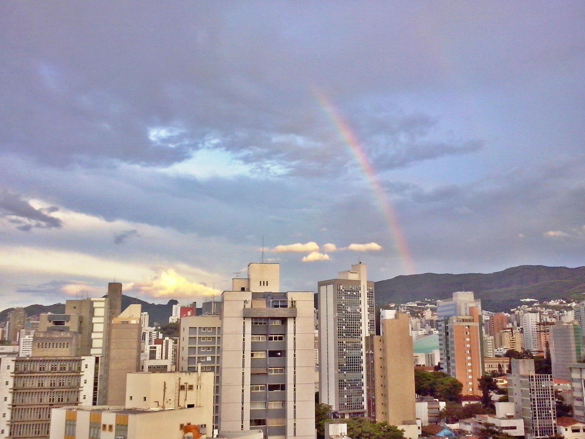 1920x1440 Savassi e arco-íris ao fundo, Belo