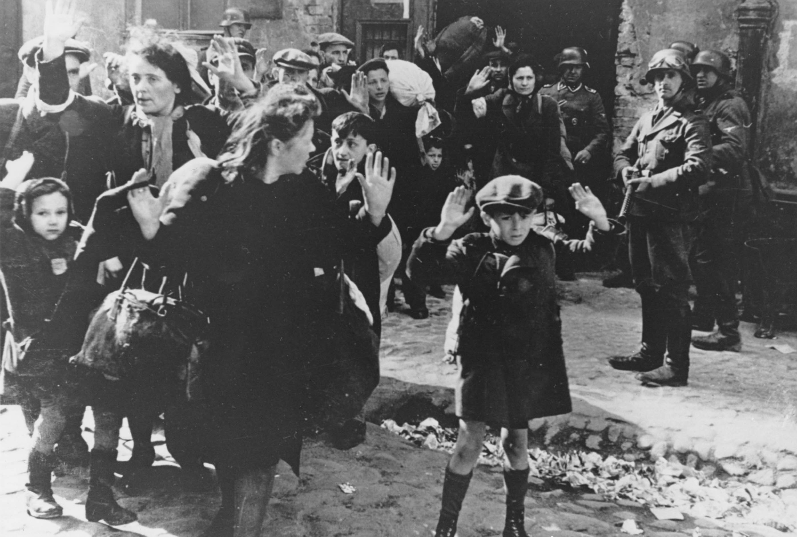 2792x1882 Is it ethical to show Holocaust image