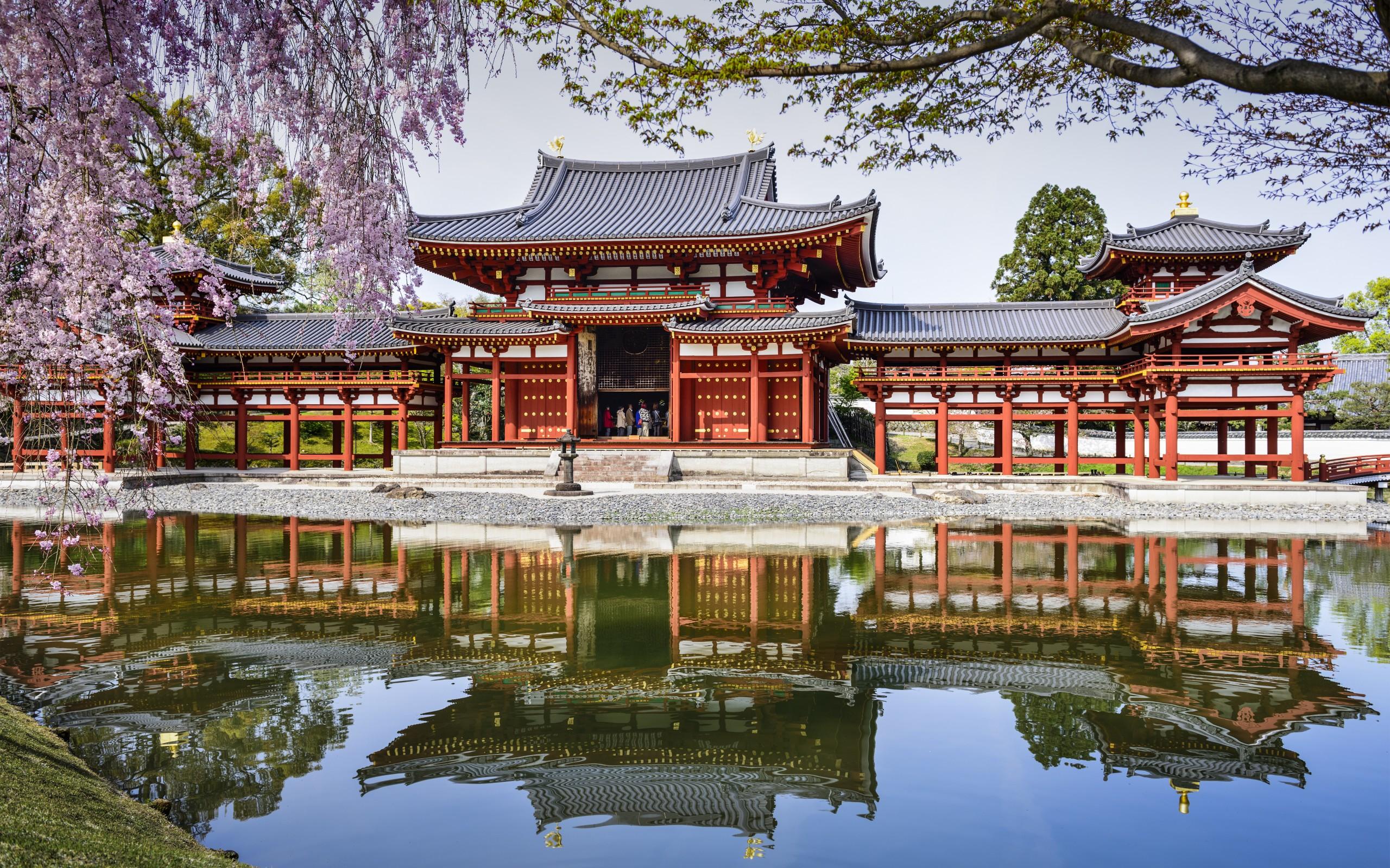2560x1600 Serenity at Byōdō-in: A Stunning HD Wallpaper from Kyoto, Japanx1600
