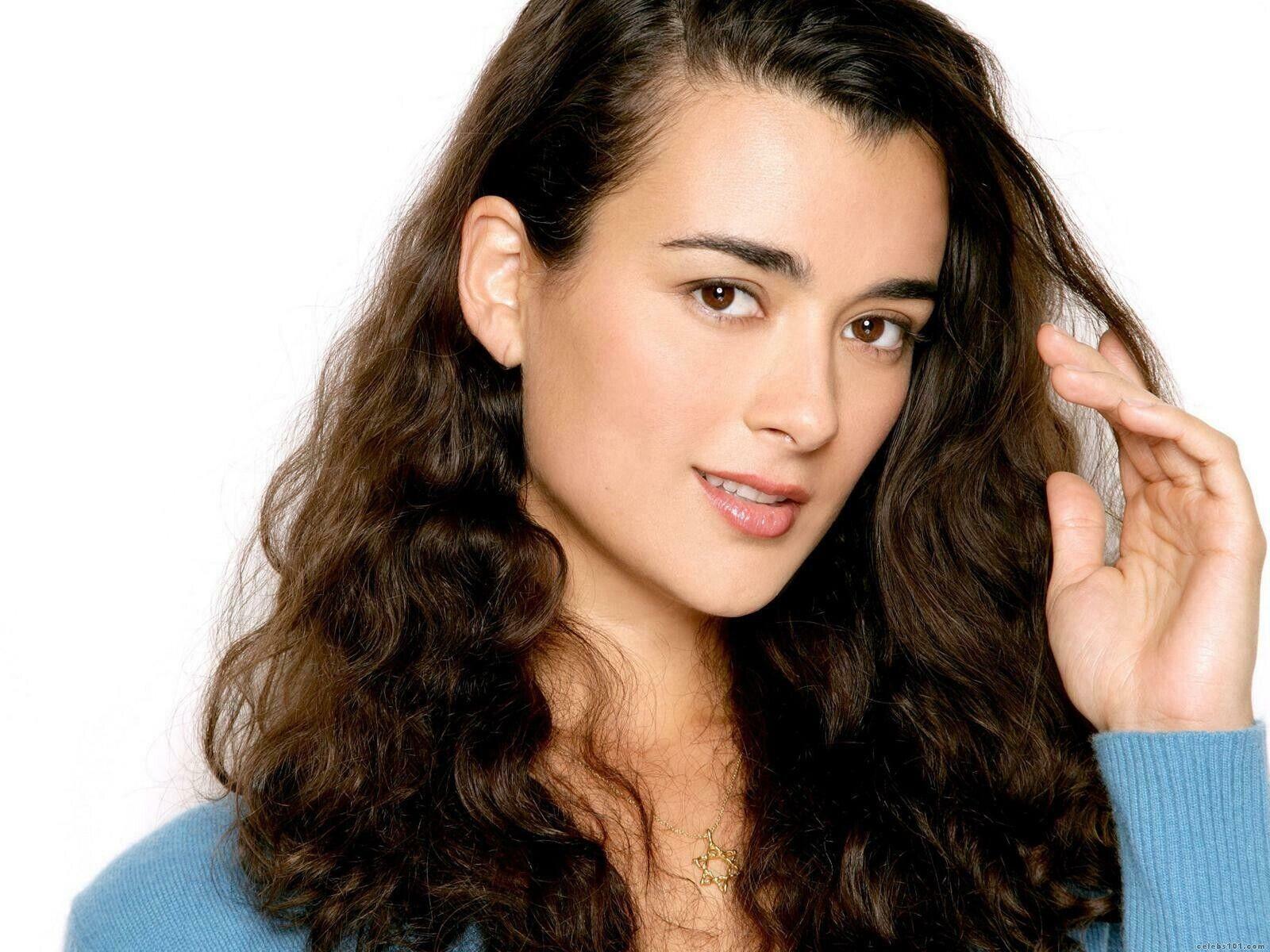 1600x1200 Picture Celebrity Print of Cote De