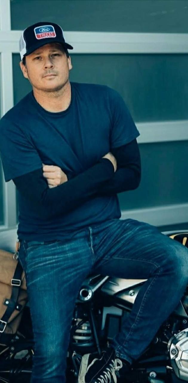 630x1280 Tom DeLonge wallpaper