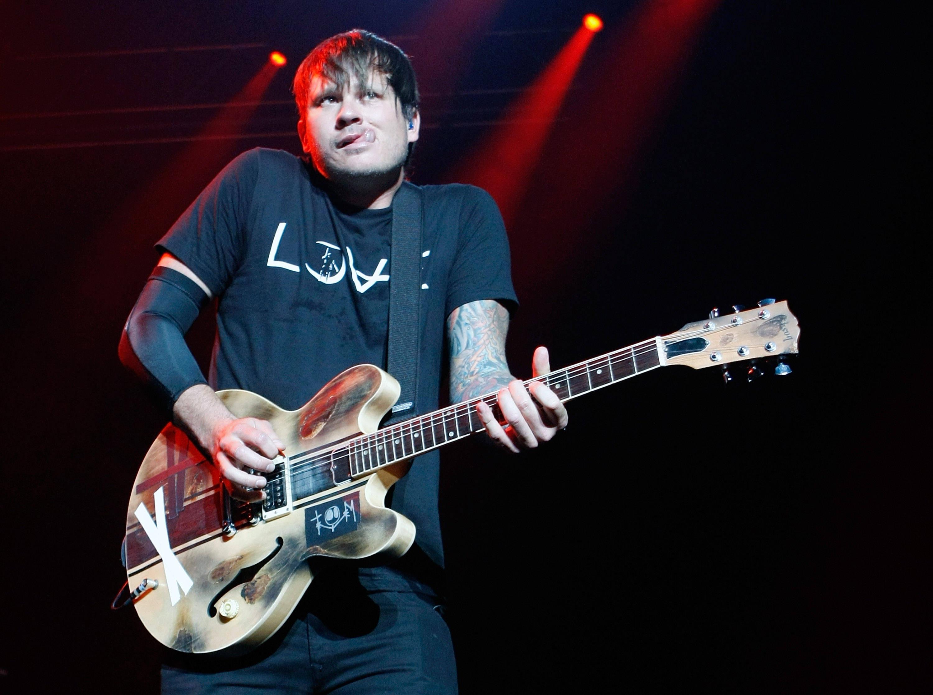 3000x2234 tom delonge. SHEmazing!