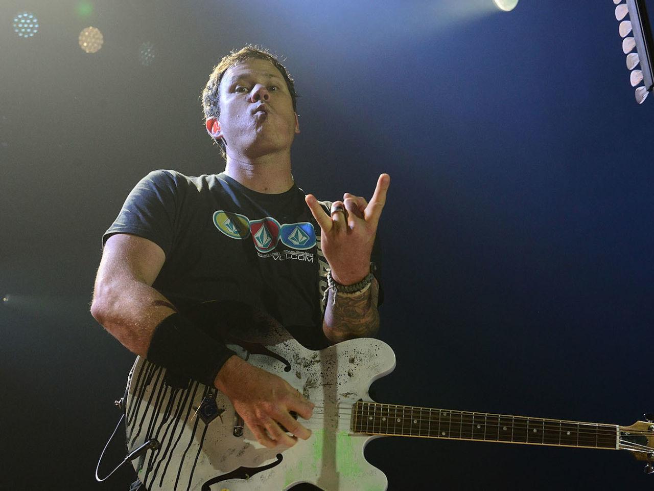 1280x960 Why Is This Blink 182 Singer Emailing