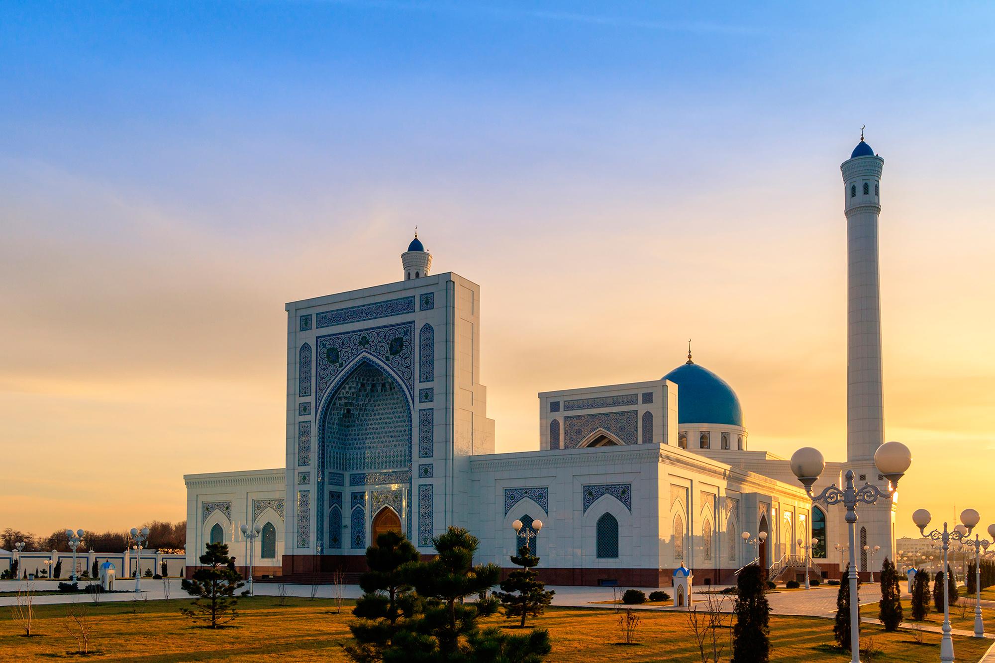 2000x1333 Minor Mosque on the background