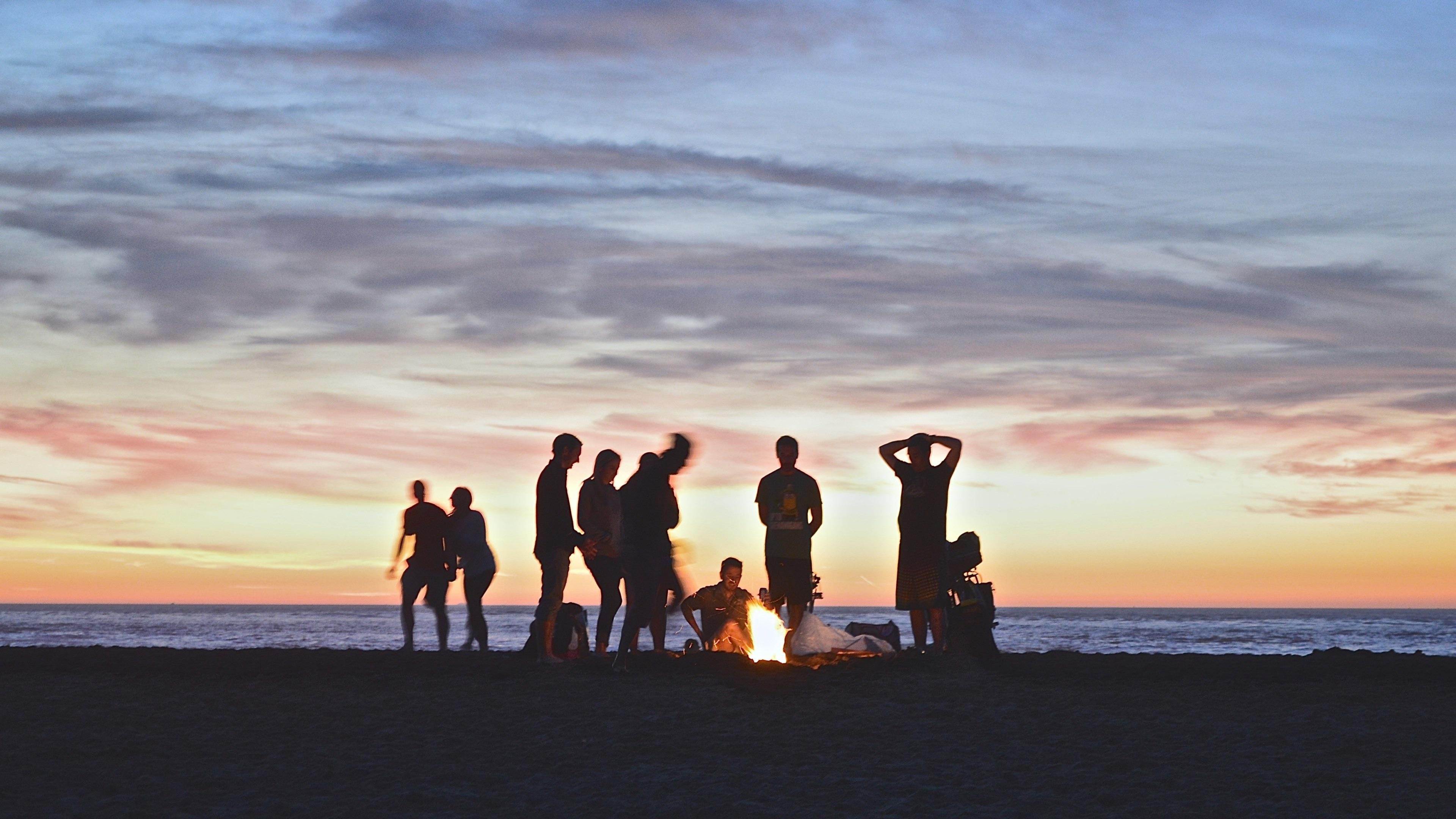 3840x2160 Wallpaper / beach friends
