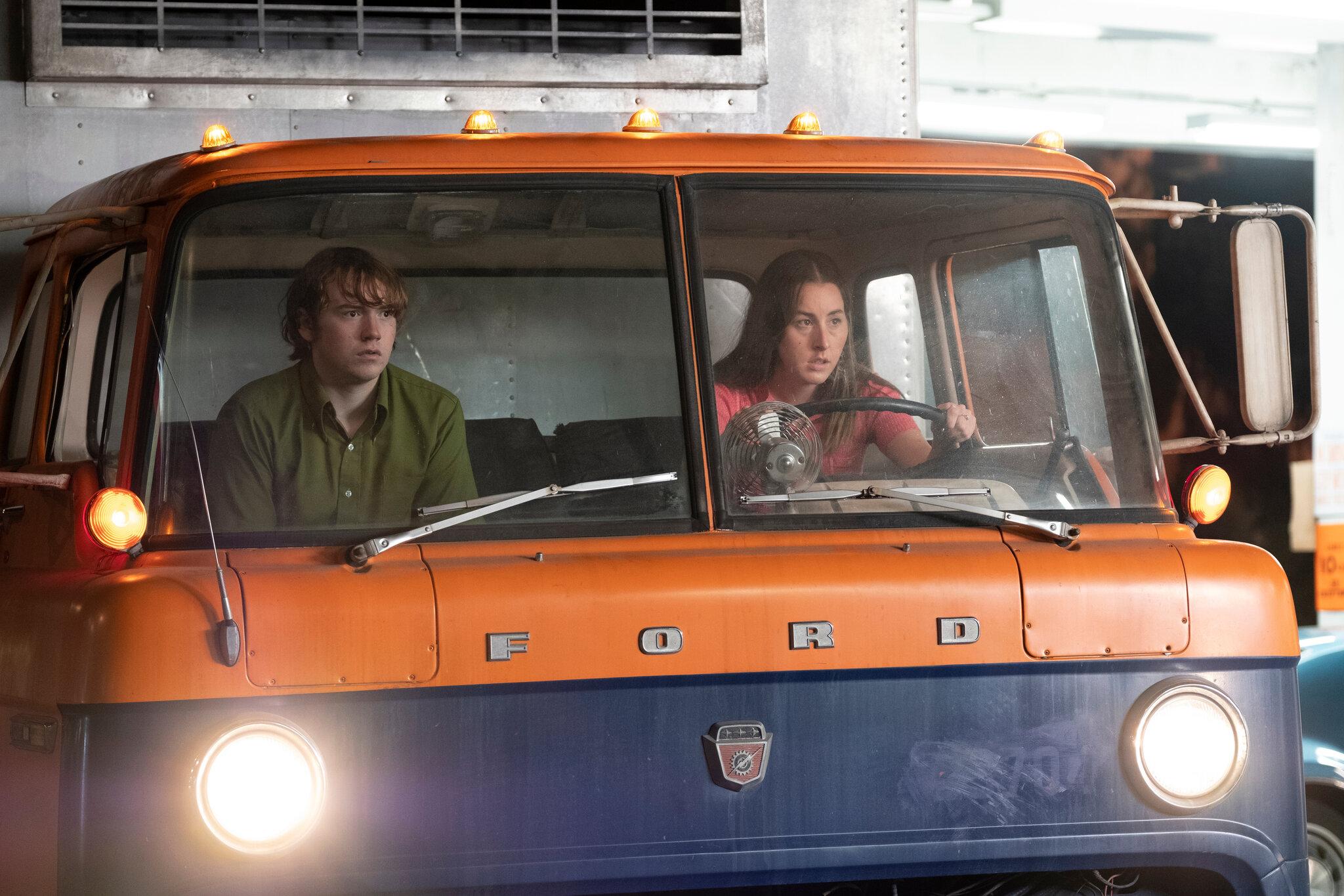 2048x1365 Licorice Pizza' Review: California Dreaming and Scheming