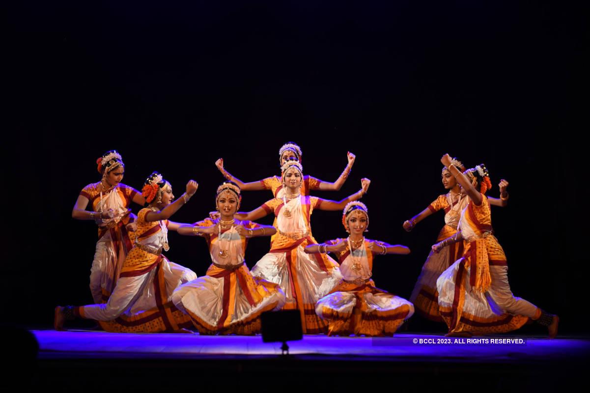 1201x800 Students of Deepanjali presents Kuchipudi dance- The Etimes Photogallery