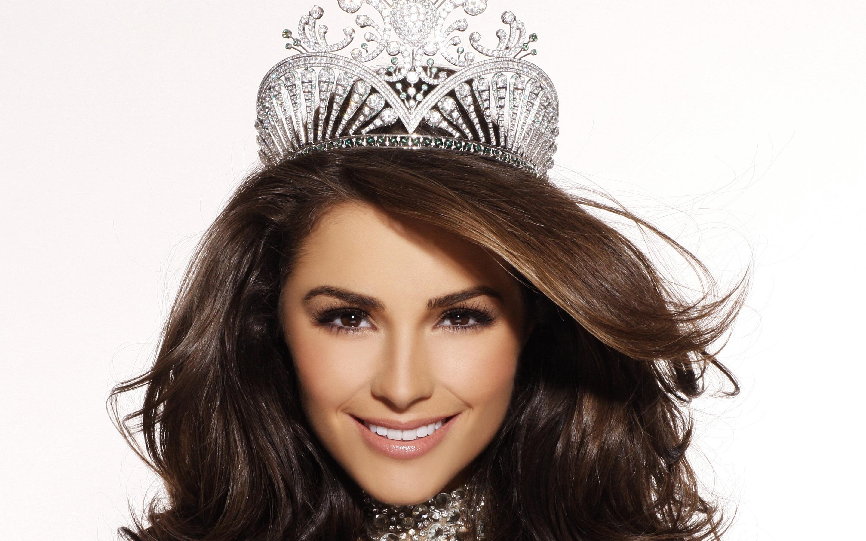 2880x1800 Olivia Culpo: Stunning American Model & Celebrity HD Wallpaperx1800