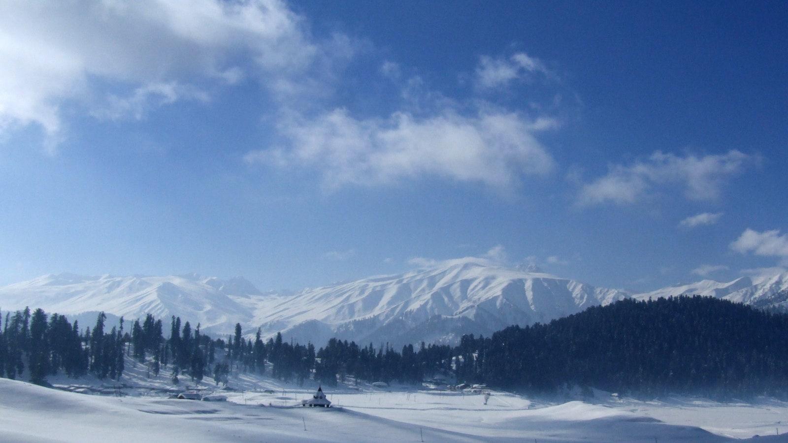 1600x900 Photos: It's all white at India's best ski resort right now. Condé Nast Traveller India