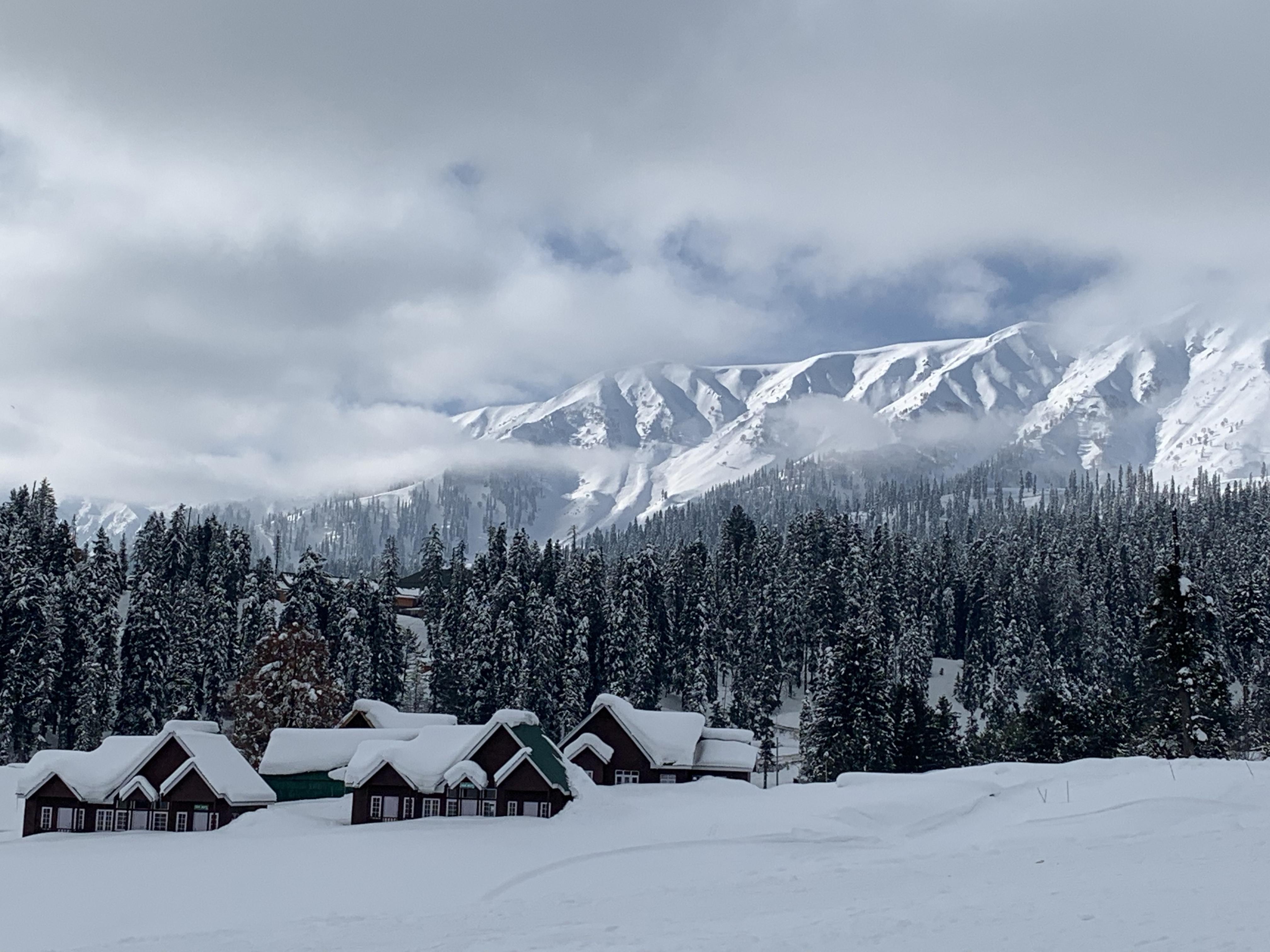 4032x3024 Learning to Ski in Gulmarg