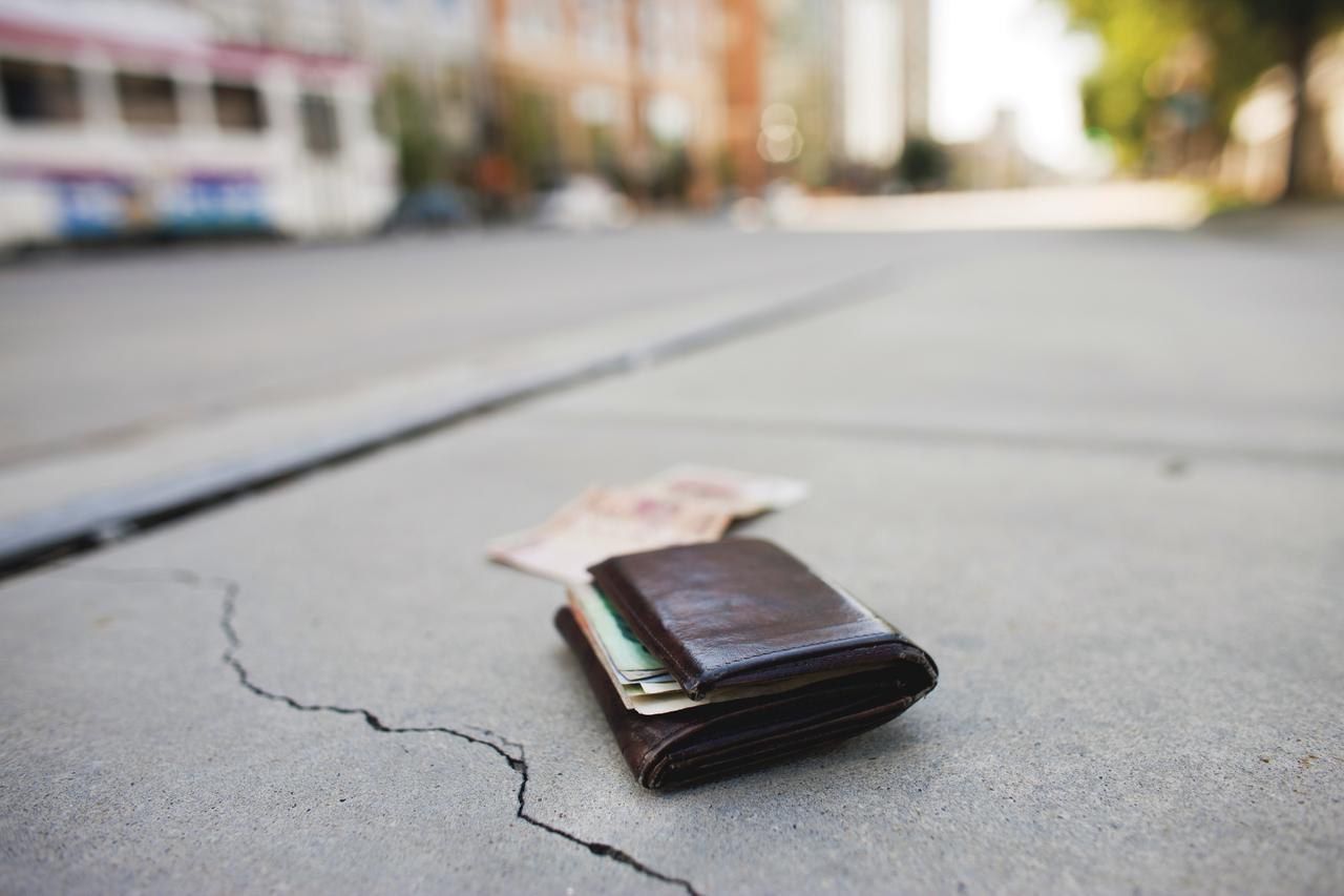 1280x853 Wallet on the Ground