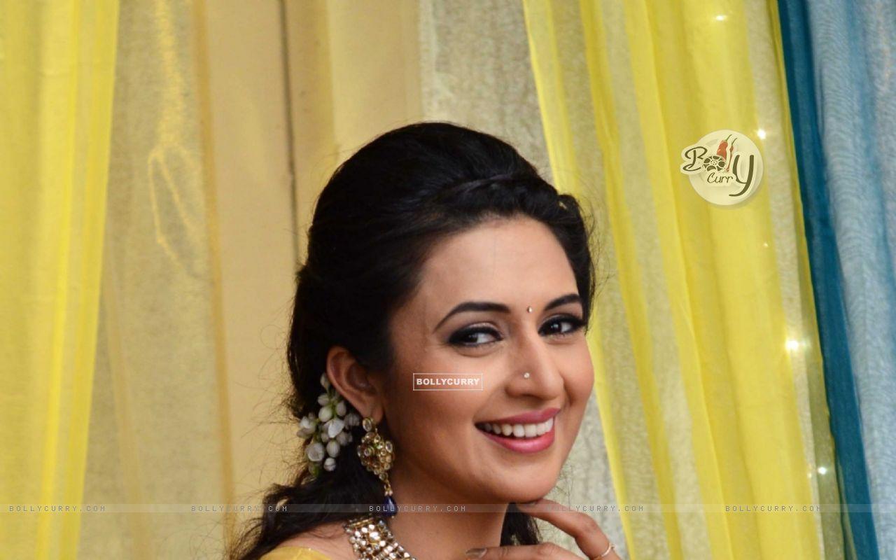 1280x800 Wallpaper Hai Mohabbatein size:1280x800