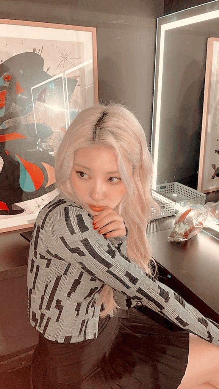 736x1308 Chaein lockscreen. Purple, Lockscreen, Kpop wallpaper