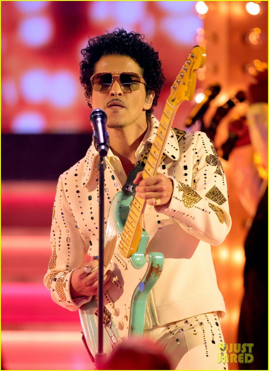 887x1222 Bruno Mars & Anderson .Paak's Silk Sonic Opens Grammys 2022 with '777' Performance!: Photo 4738714 Grammys, Anderson .Paak, Bruno Mars, Grammys, Silk Sonic Photo. Just Jared: Entertainment News