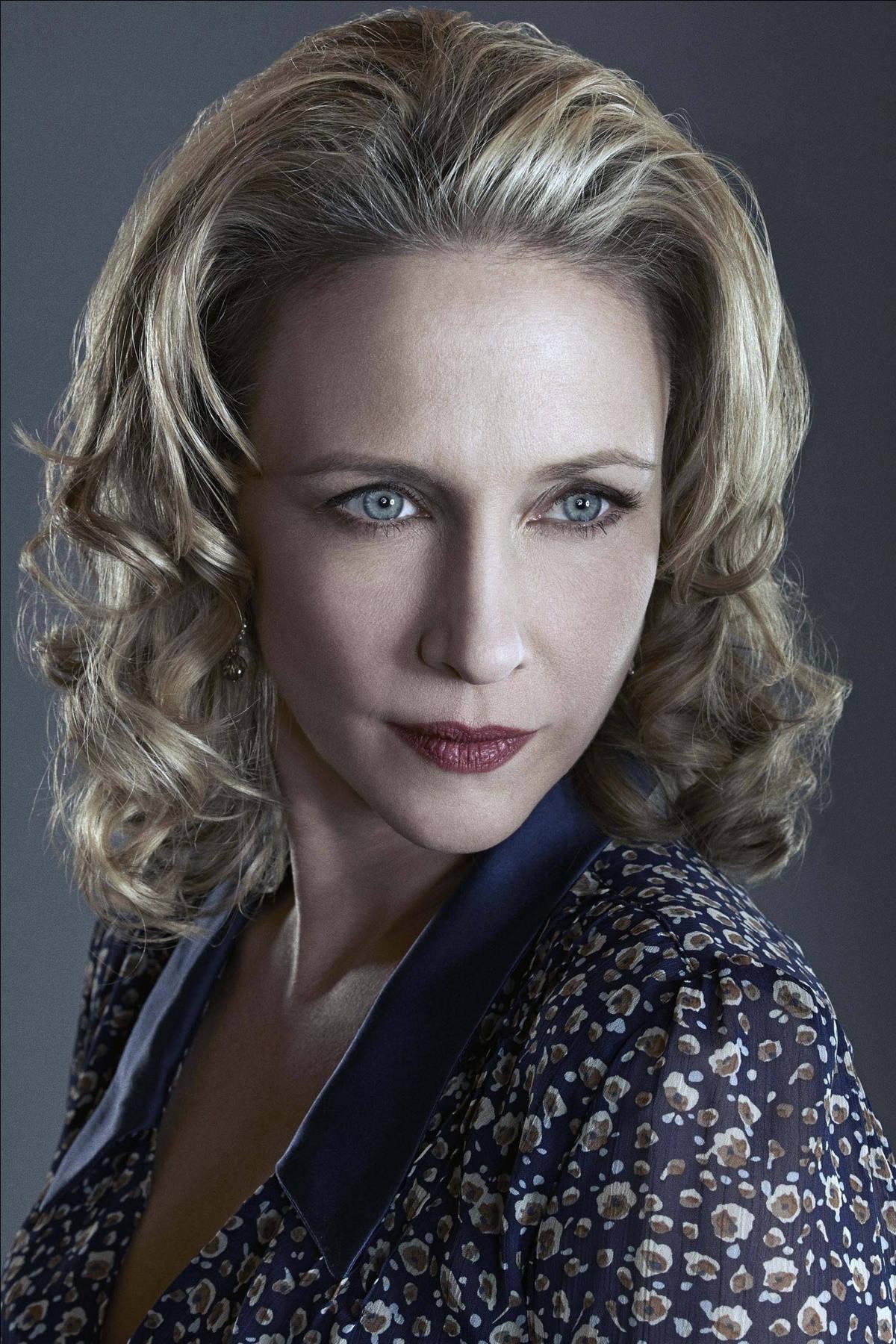 1200x1800 Download Vera Farmiga As Norma Bates Wallpaper