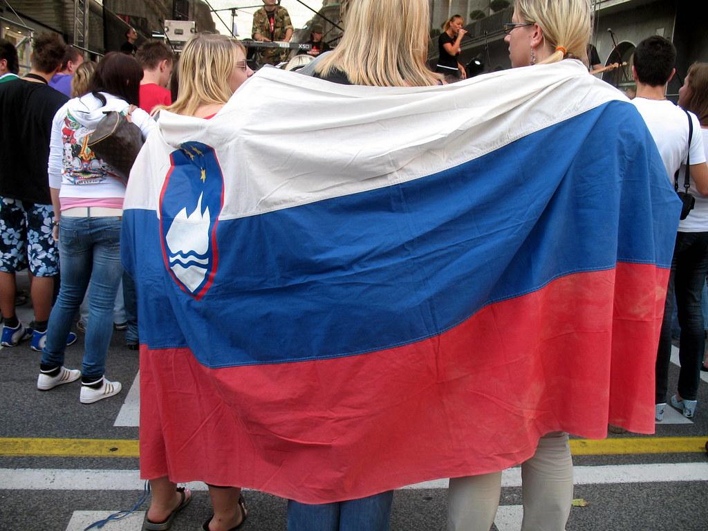 1024x768 Girls with Slovenian flag