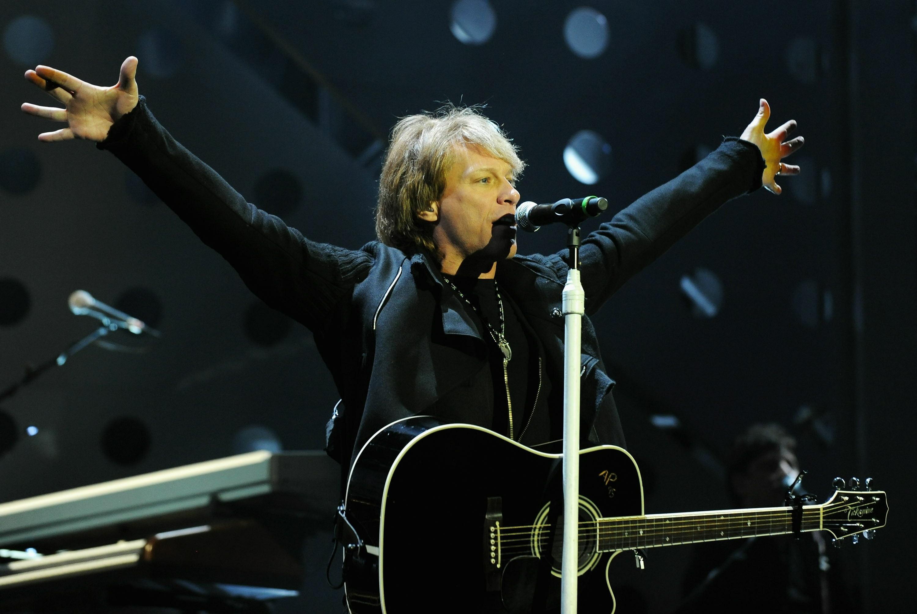 3000x2009 Wallpaper / women, microphone, popular music concert, stage, adult, guitar, jovi, bon, music, arms raised, singer, musician, stage space, 2K, gesturing free download
