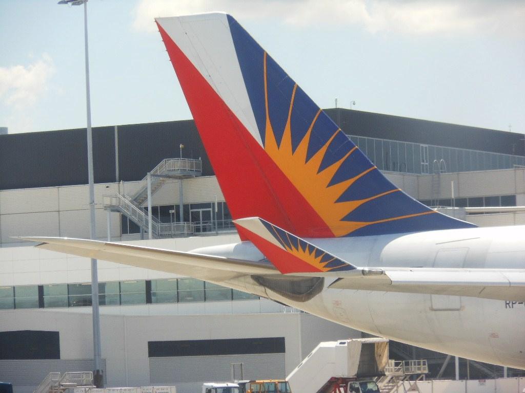 1024x768 Philippine Airlines tail